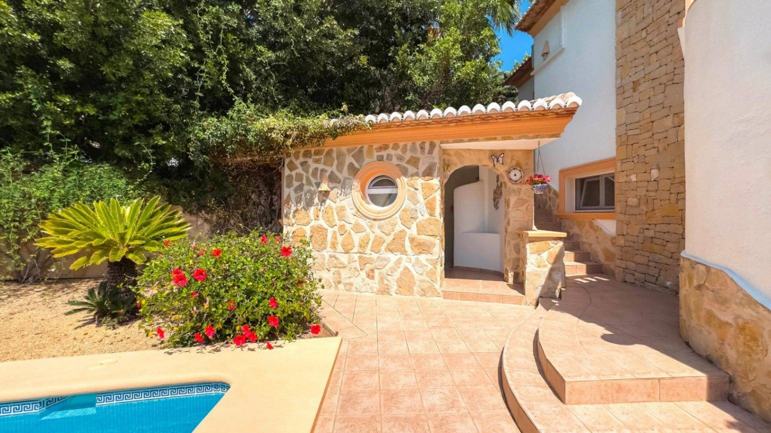 NC6689 - Villa Oliva. Luxe villa te koop in Moraira met een groot perceel en uitzicht op zee.