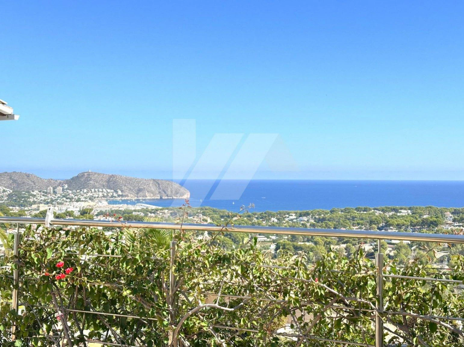 Villa Mirador. Villa en venta en Moraira con vistas panorámicas al mar.
