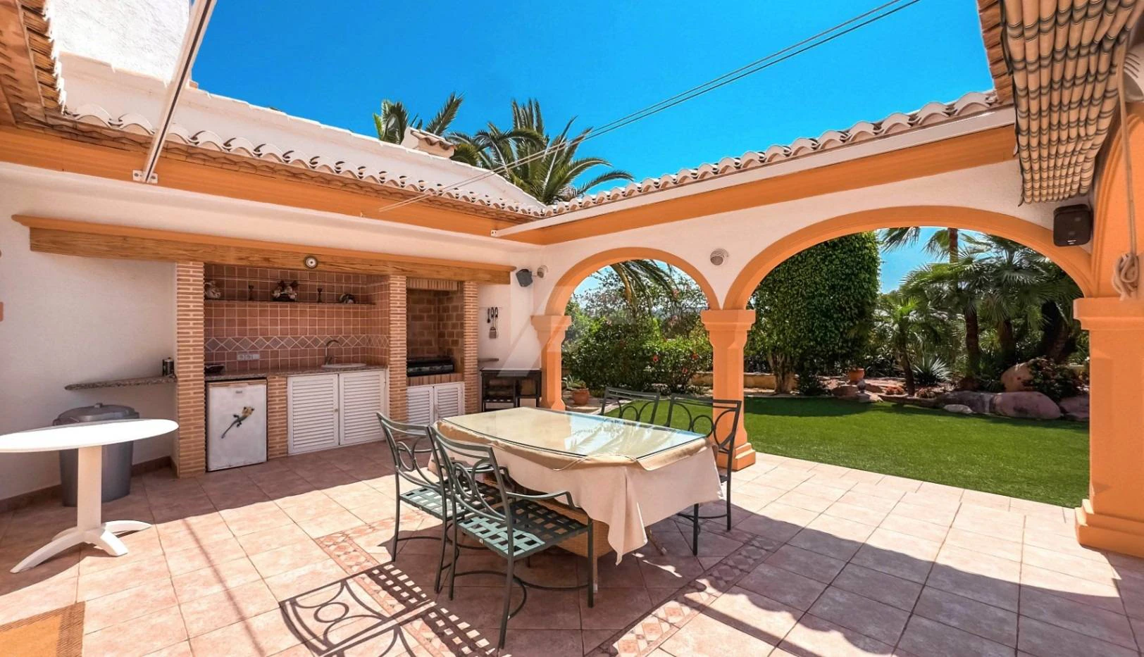 NC6689 - Villa Oliva. Luxe villa te koop in Moraira met een groot perceel en uitzicht op zee.