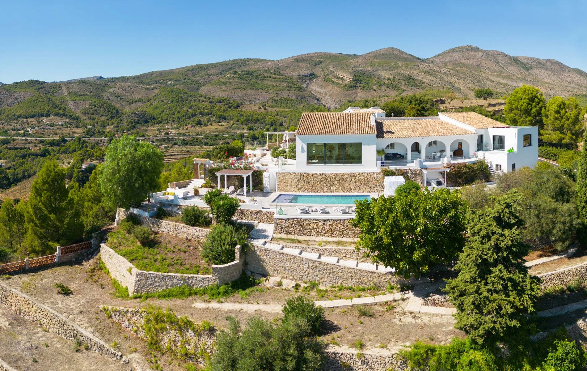 Villa Bernia. Un paraíso en la montaña con vistas al mar en venta en Benissa.
