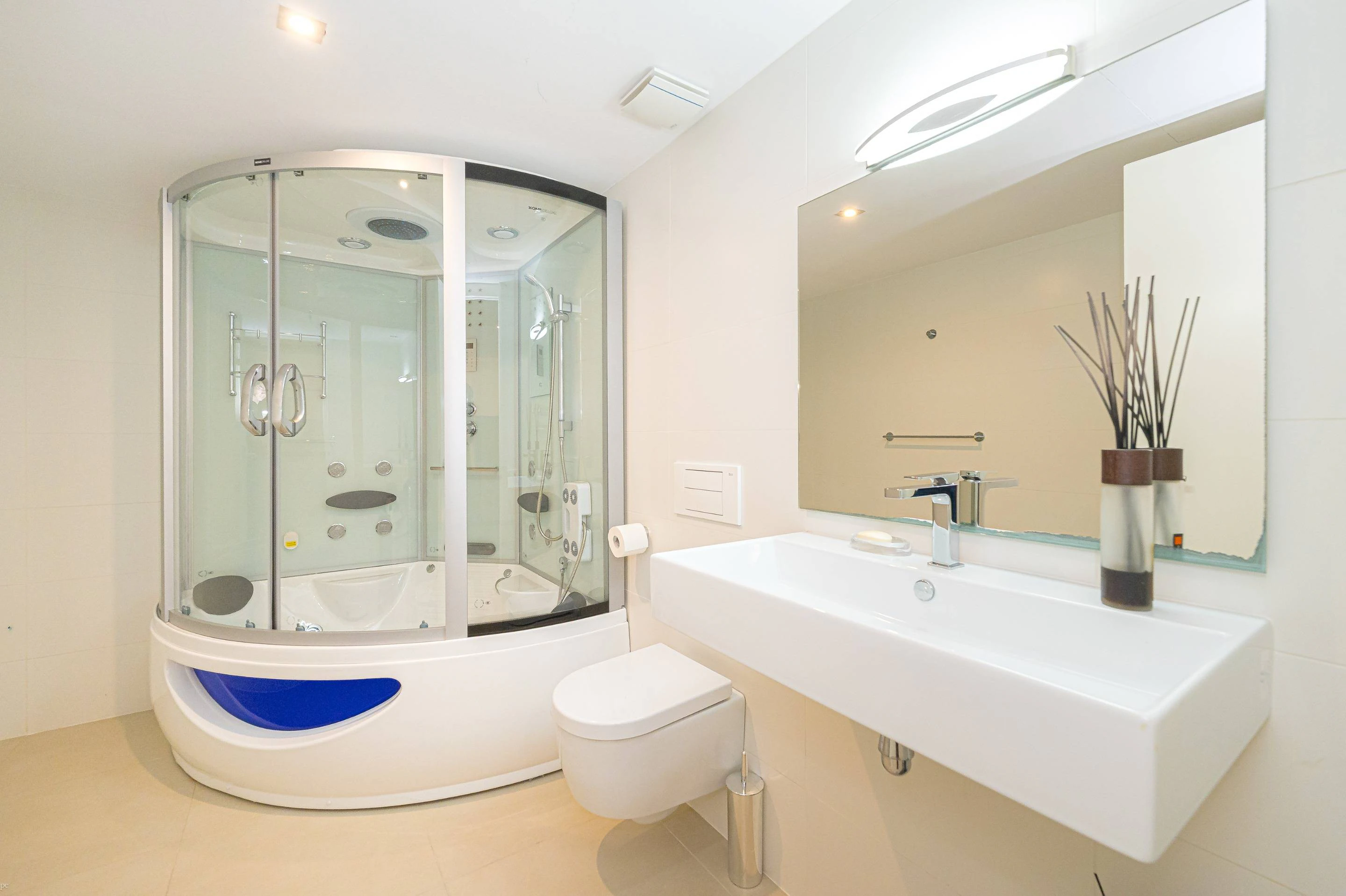 Villa Galera. Villa moderna en venta en Moraira con vistas al mar y a pocos pasos de la playa.
