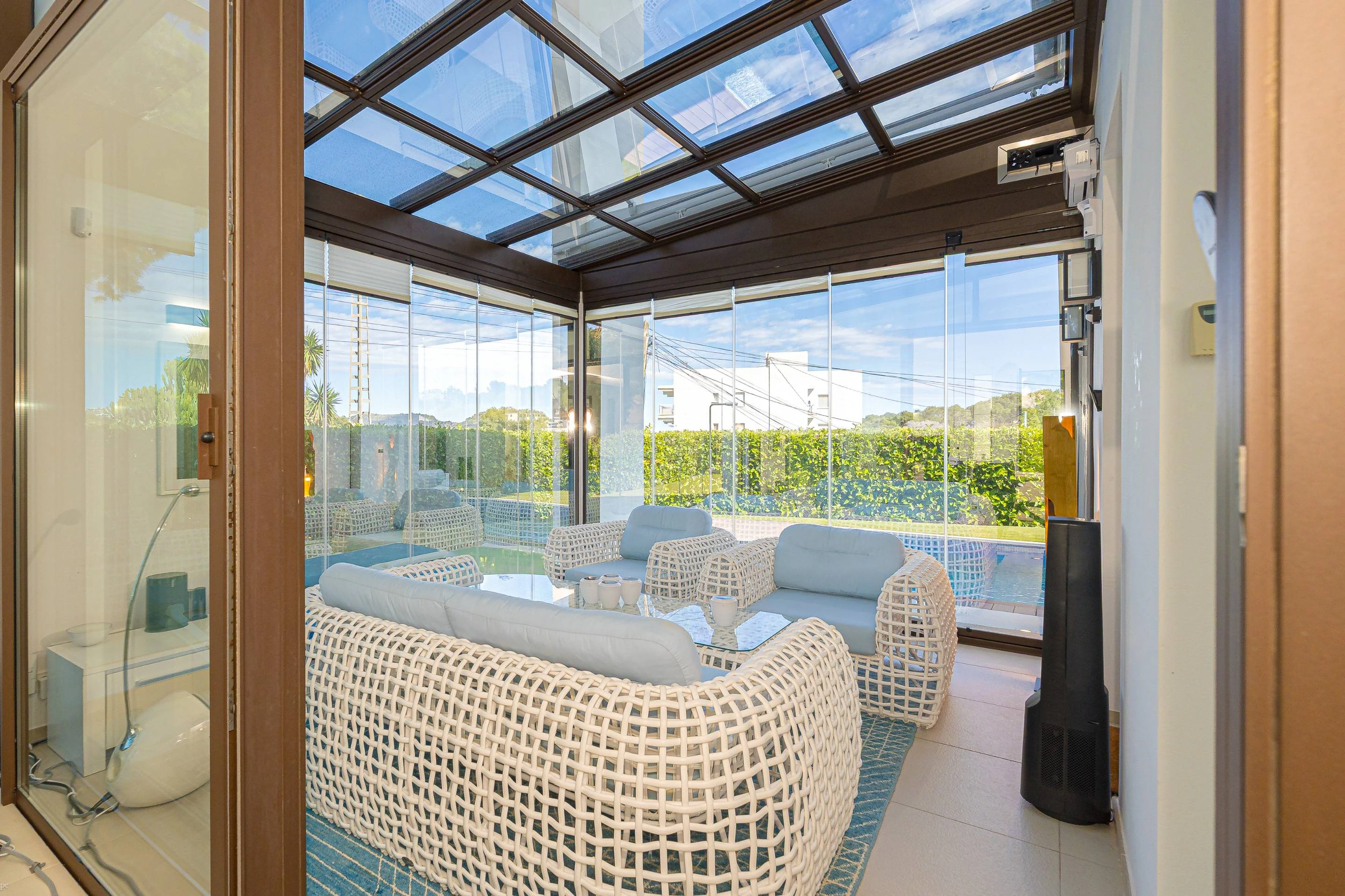Villa Galera. Villa moderna en venta en Moraira con vistas al mar y a pocos pasos de la playa.