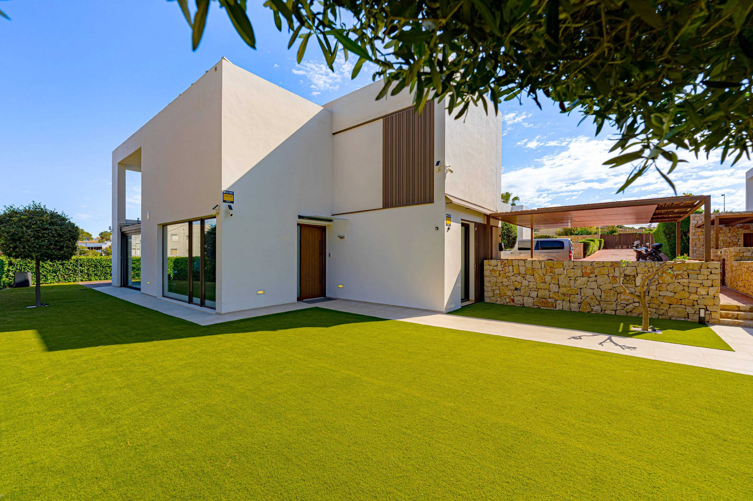 Villa Galera. Villa moderna en venta en Moraira con vistas al mar y a pocos pasos de la playa.
