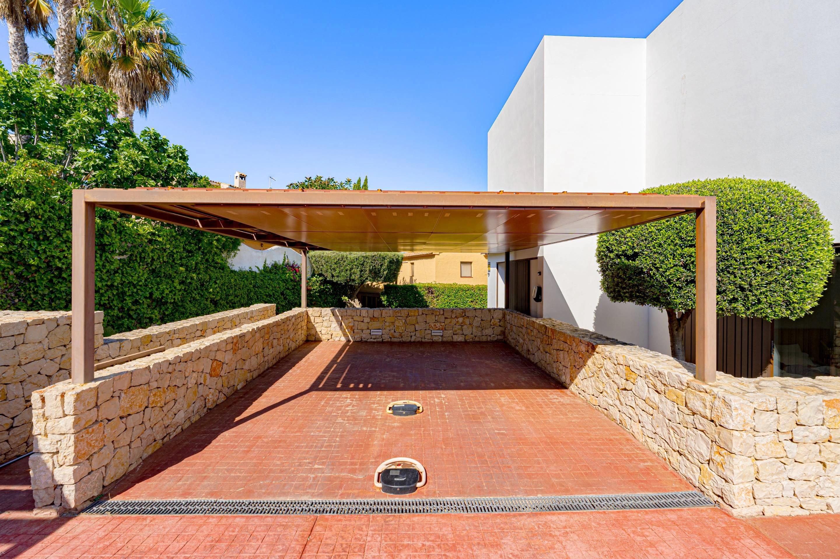 Villa Galera. Villa moderna en venta en Moraira con vistas al mar y a pocos pasos de la playa.