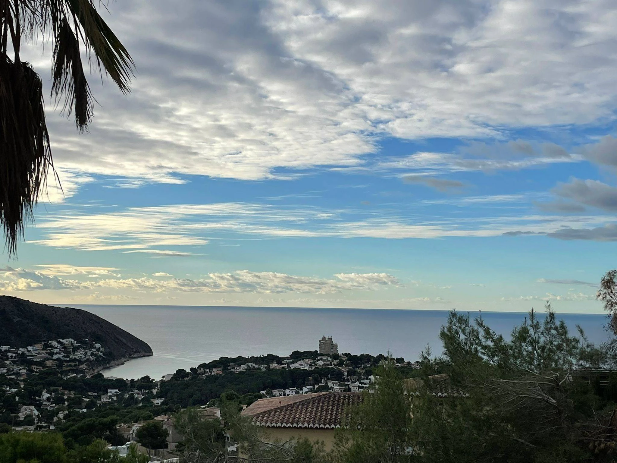 Villa Celestia. Vistas panorámicas del mar y la montaña en esta villa a la venta en Moraira