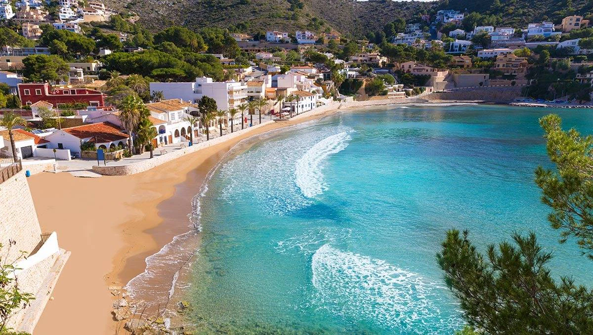Villa Celestia. Vistas panorámicas del mar y la montaña en esta villa a la venta en Moraira
