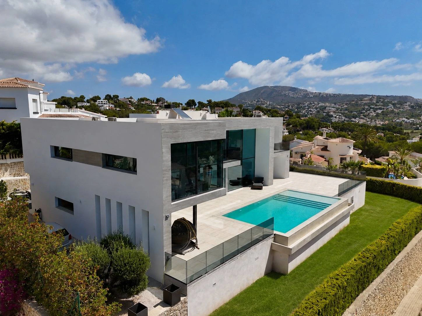 PG6444 - Villa Enebro. Buitengewone villa in Moraira met zuidoriëntatie en uitzicht op zee. Costa Blanca.