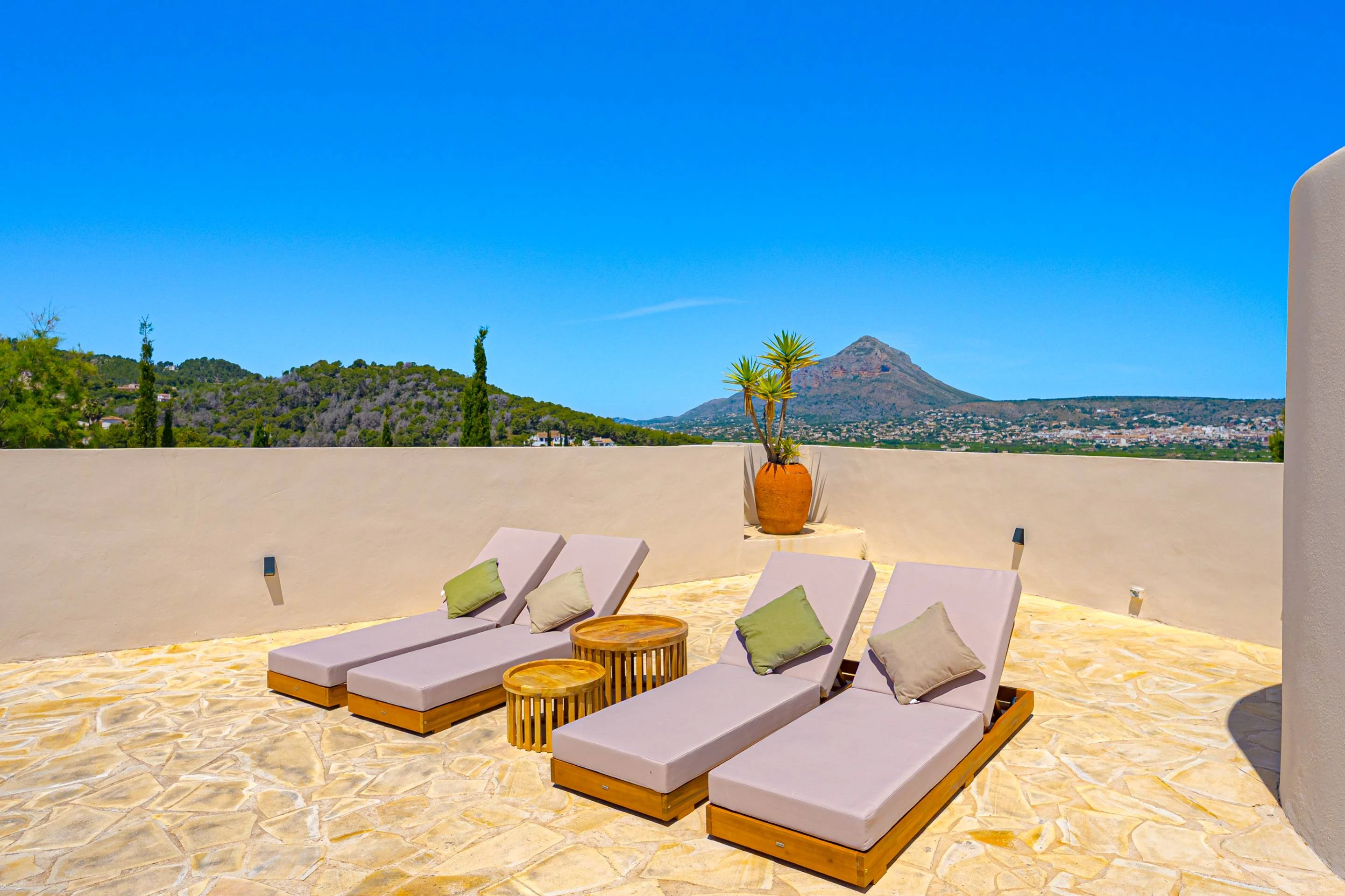Villa Roma. Villa reformada con fantásticas vistas al mar a la venta en Jávea.