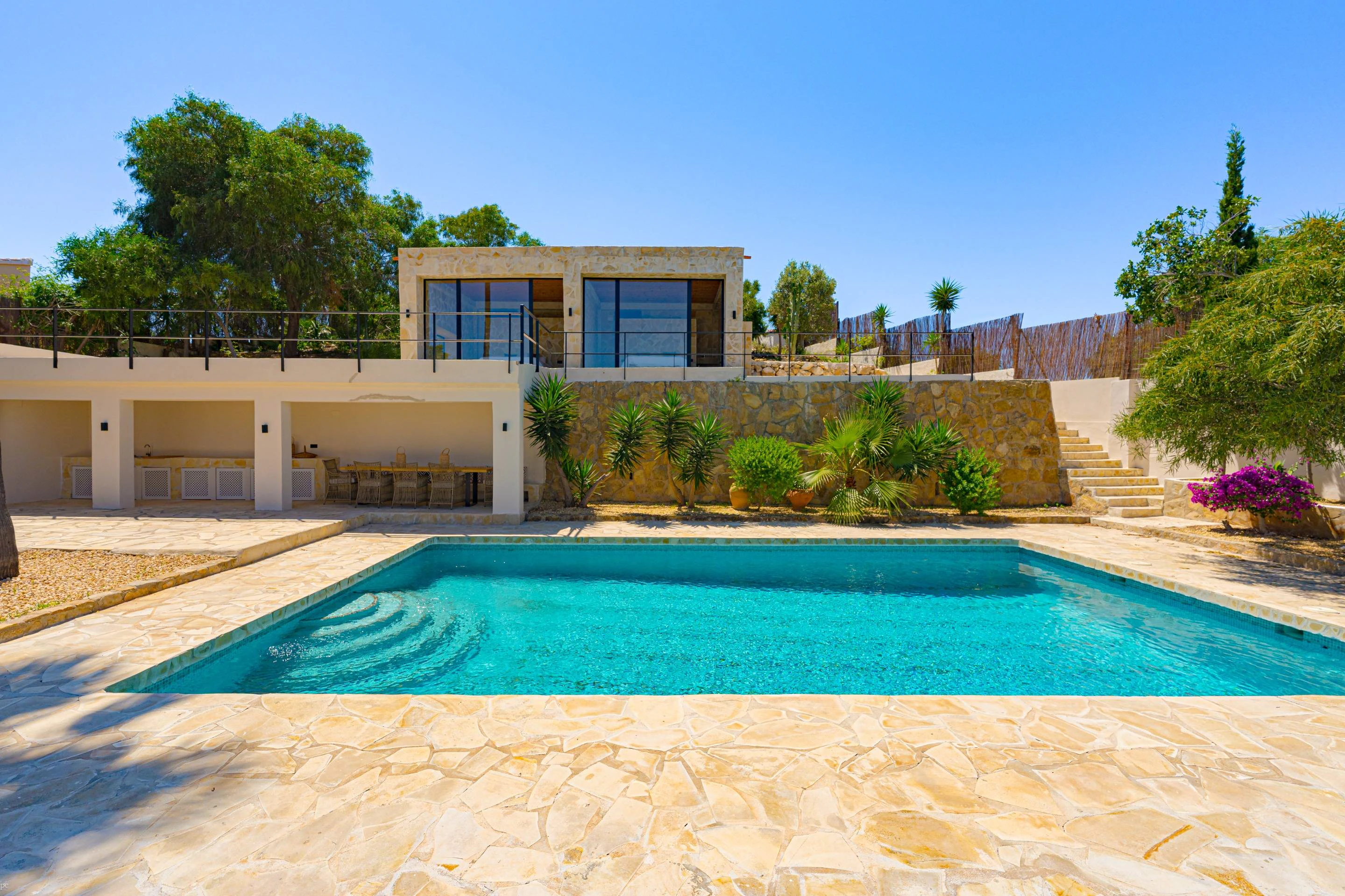 Villa Roma. Villa reformada con fantásticas vistas al mar a la venta en Jávea.
