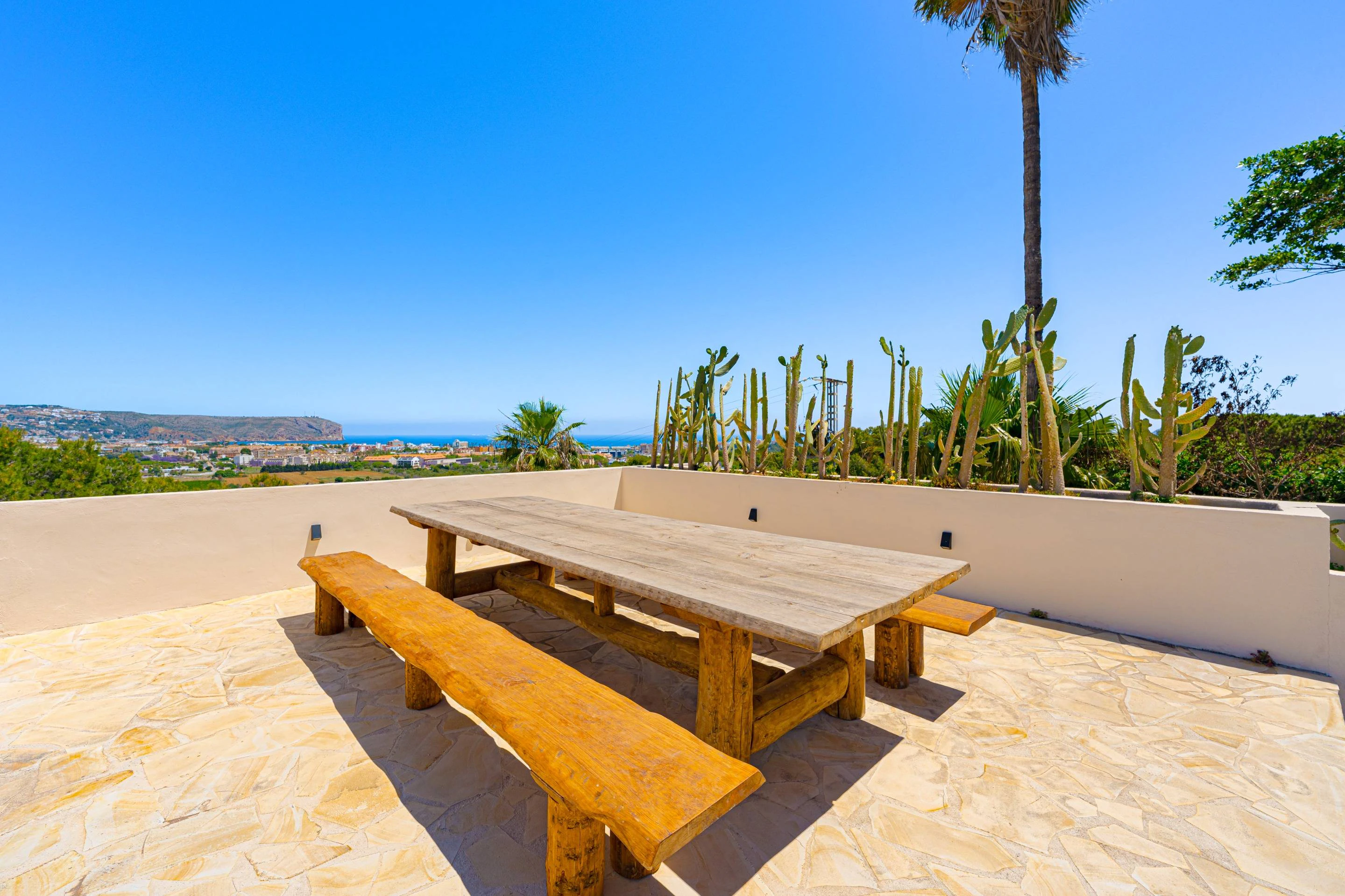 Villa Roma. Villa reformada con fantásticas vistas al mar a la venta en Jávea.