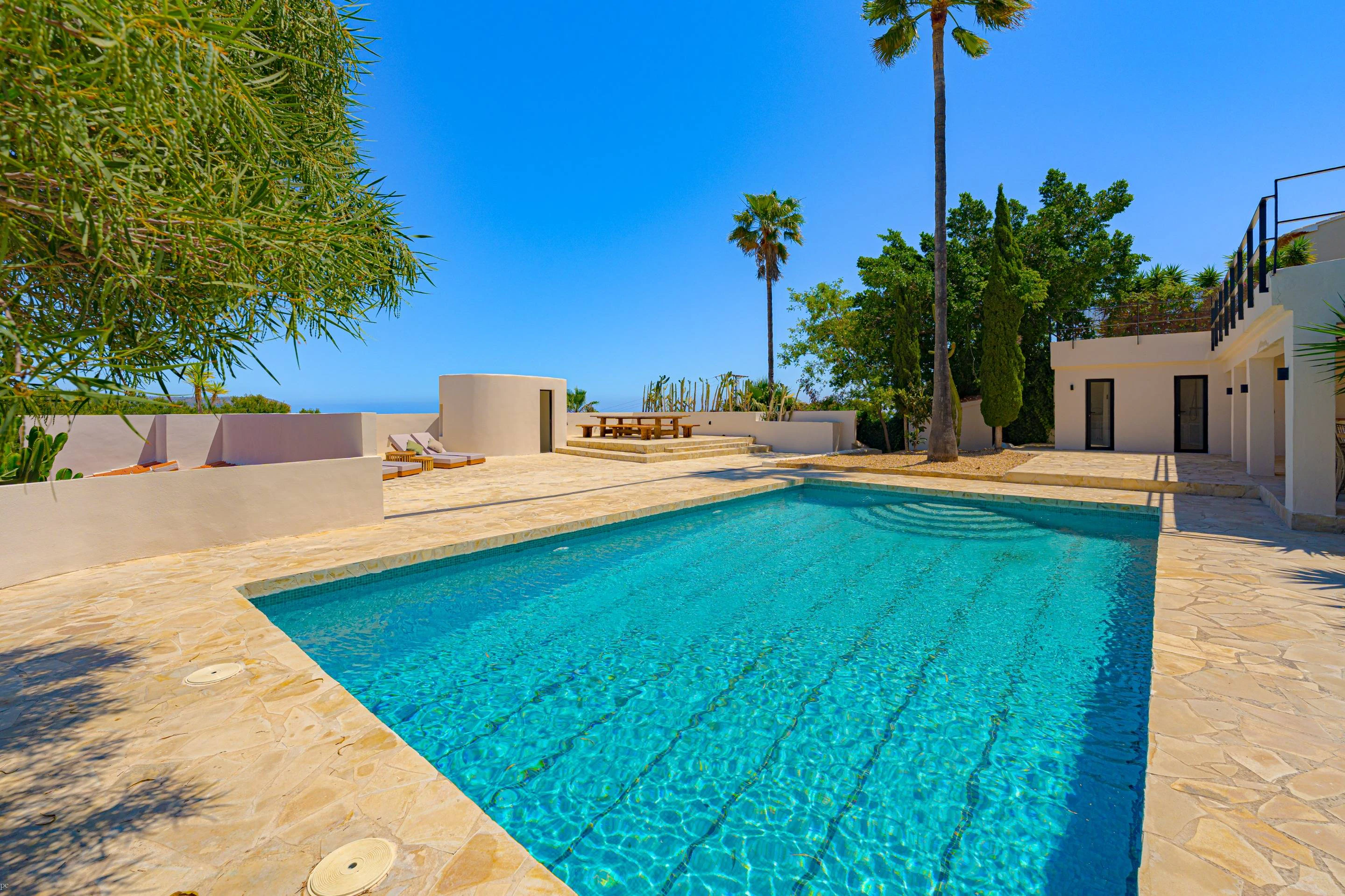 Villa Roma. Villa reformada con fantásticas vistas al mar a la venta en Jávea.