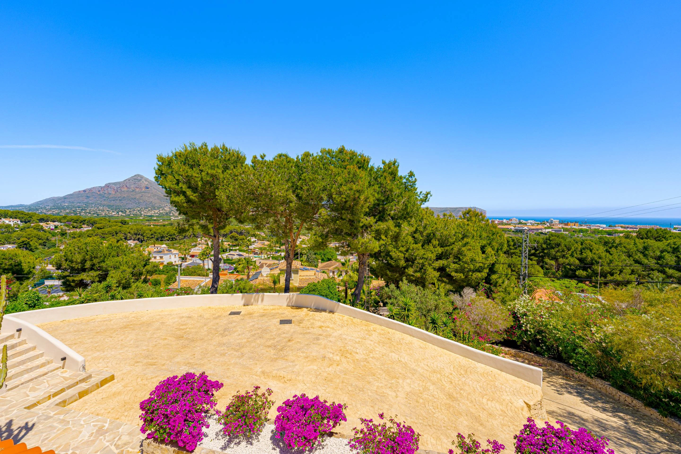 Villa Roma. Villa reformada con fantásticas vistas al mar a la venta en Jávea.