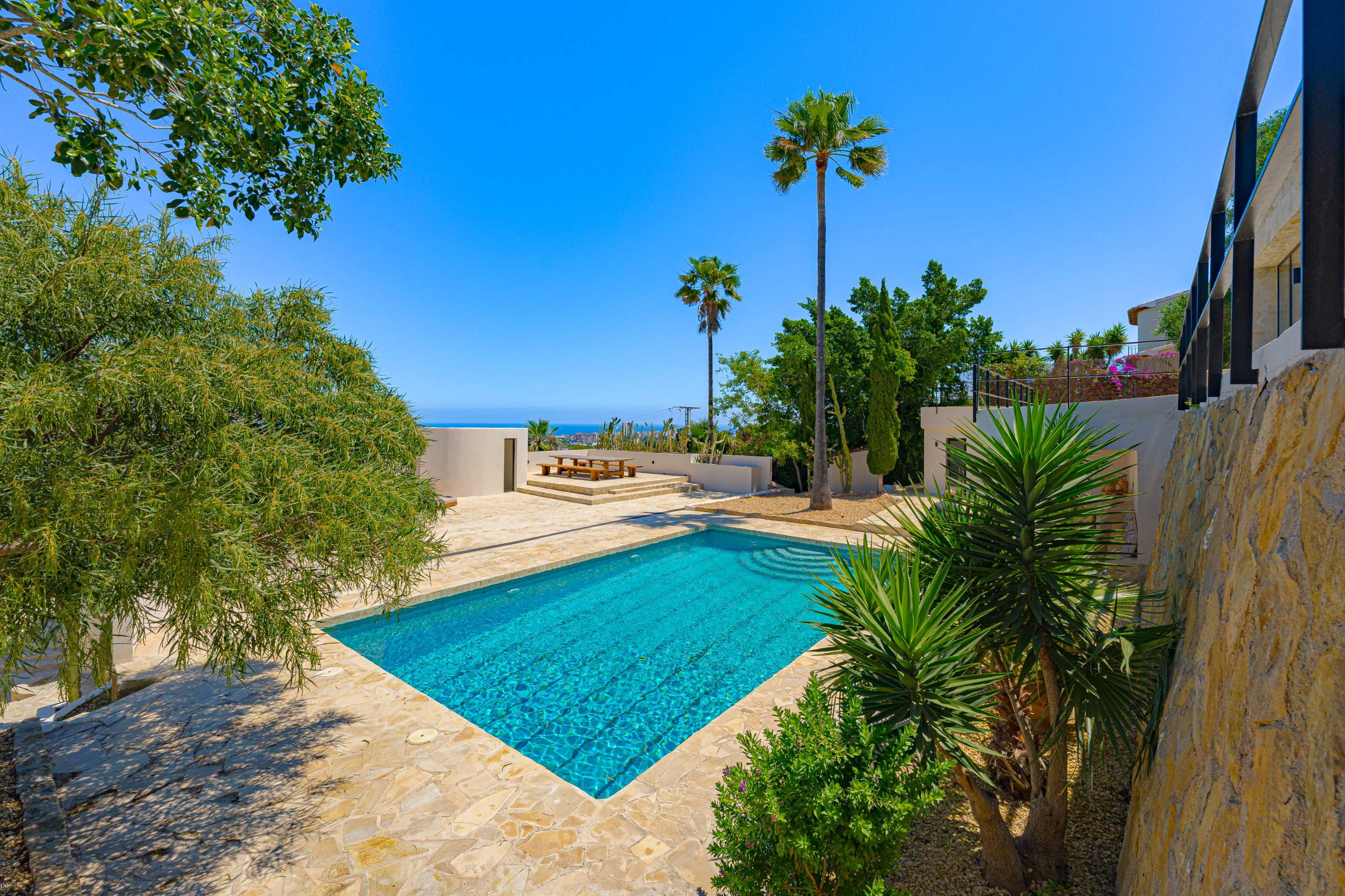 Villa Roma. Villa reformada con fantásticas vistas al mar a la venta en Jávea.