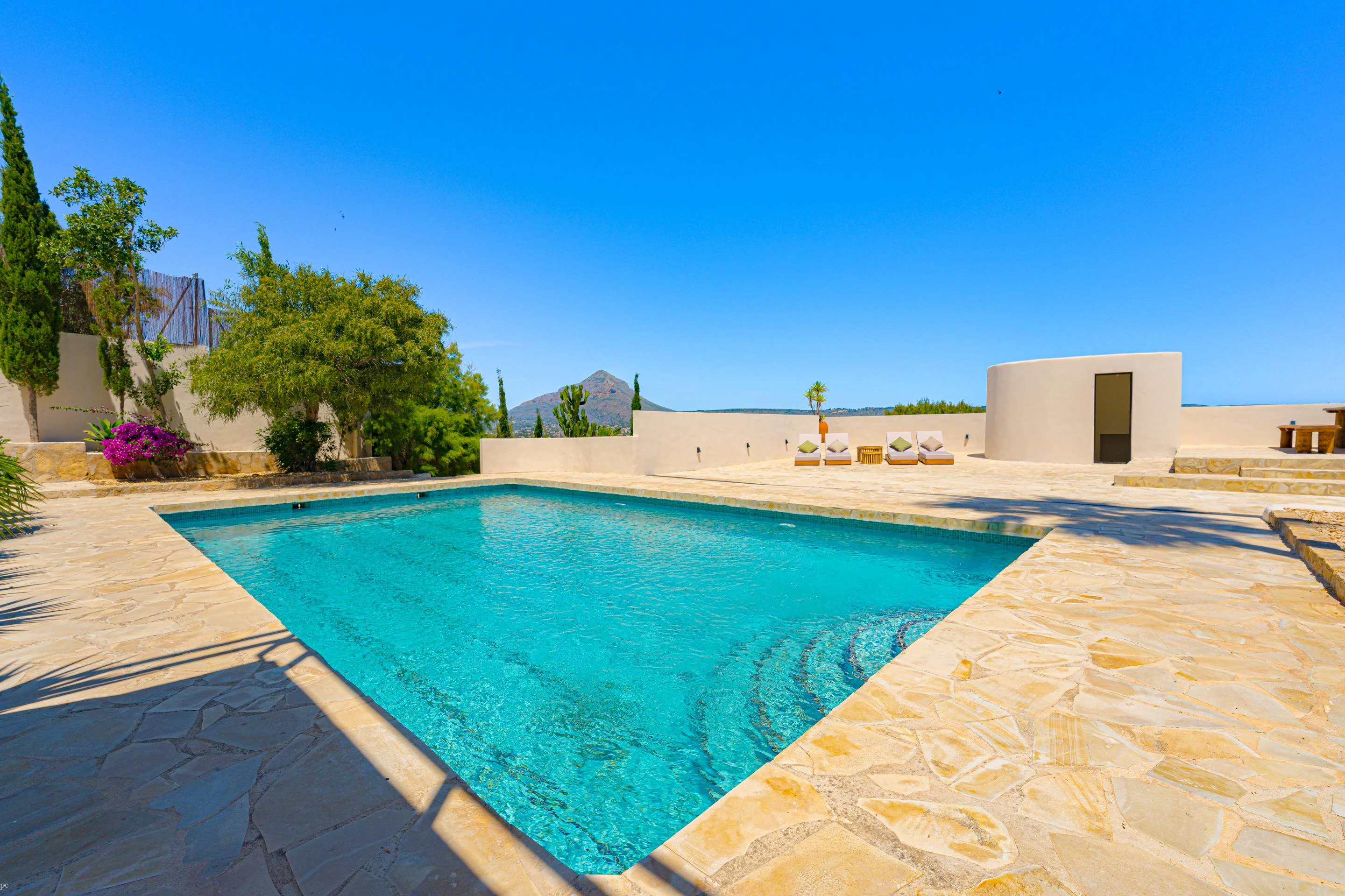 Villa Roma. Villa reformada con fantásticas vistas al mar a la venta en Jávea.