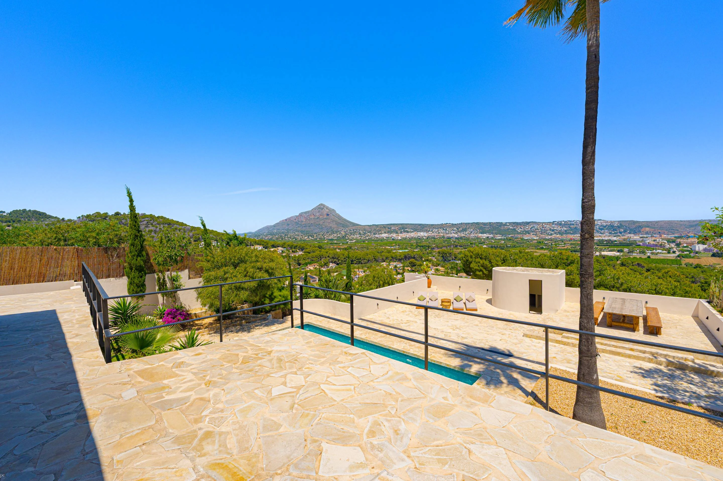 Villa Roma. Villa reformada con fantásticas vistas al mar a la venta en Jávea.