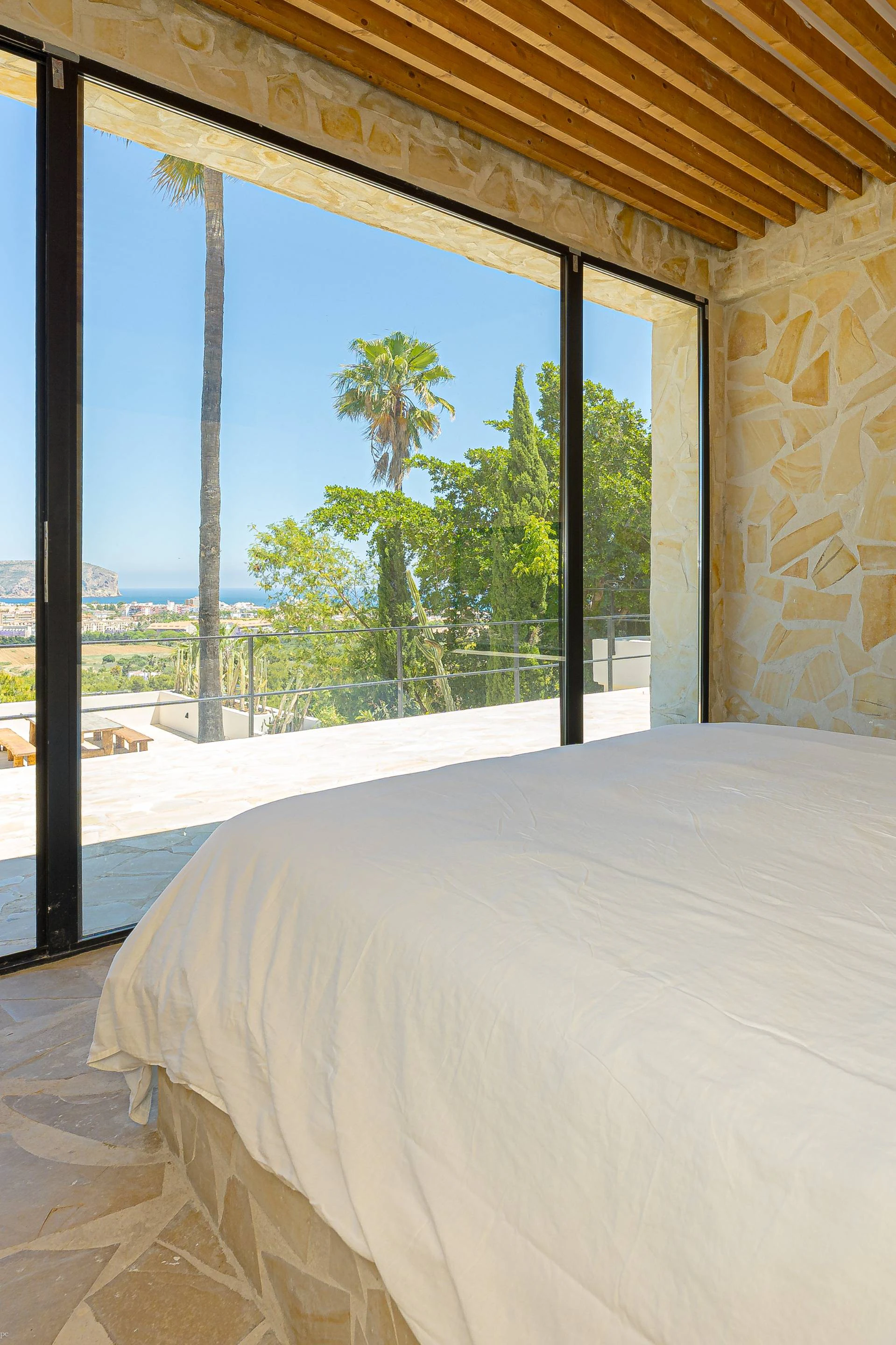 Villa Roma. Villa reformada con fantásticas vistas al mar a la venta en Jávea.