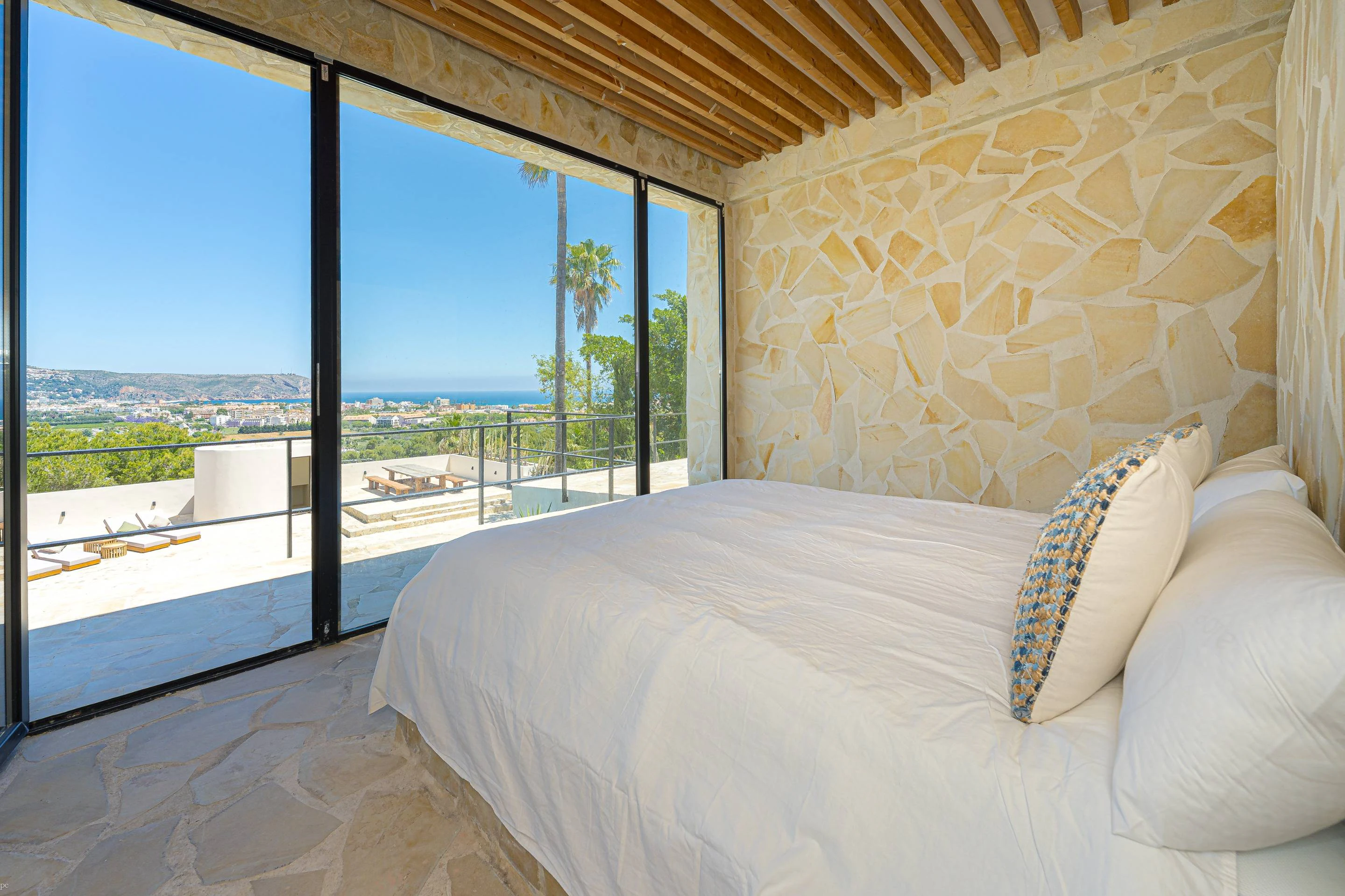 Villa Roma. Villa reformada con fantásticas vistas al mar a la venta en Jávea.