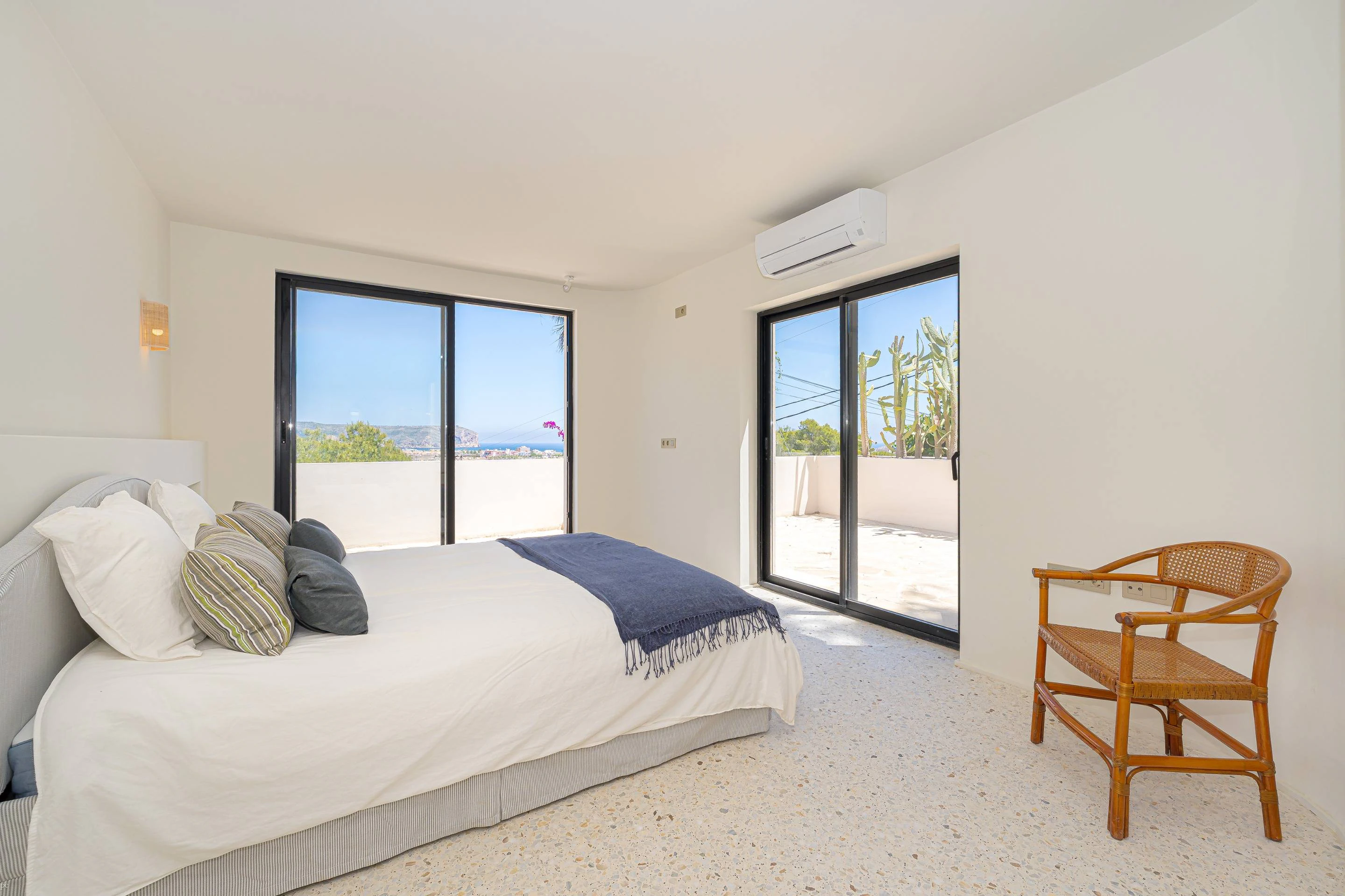 Villa Roma. Villa reformada con fantásticas vistas al mar a la venta en Jávea.
