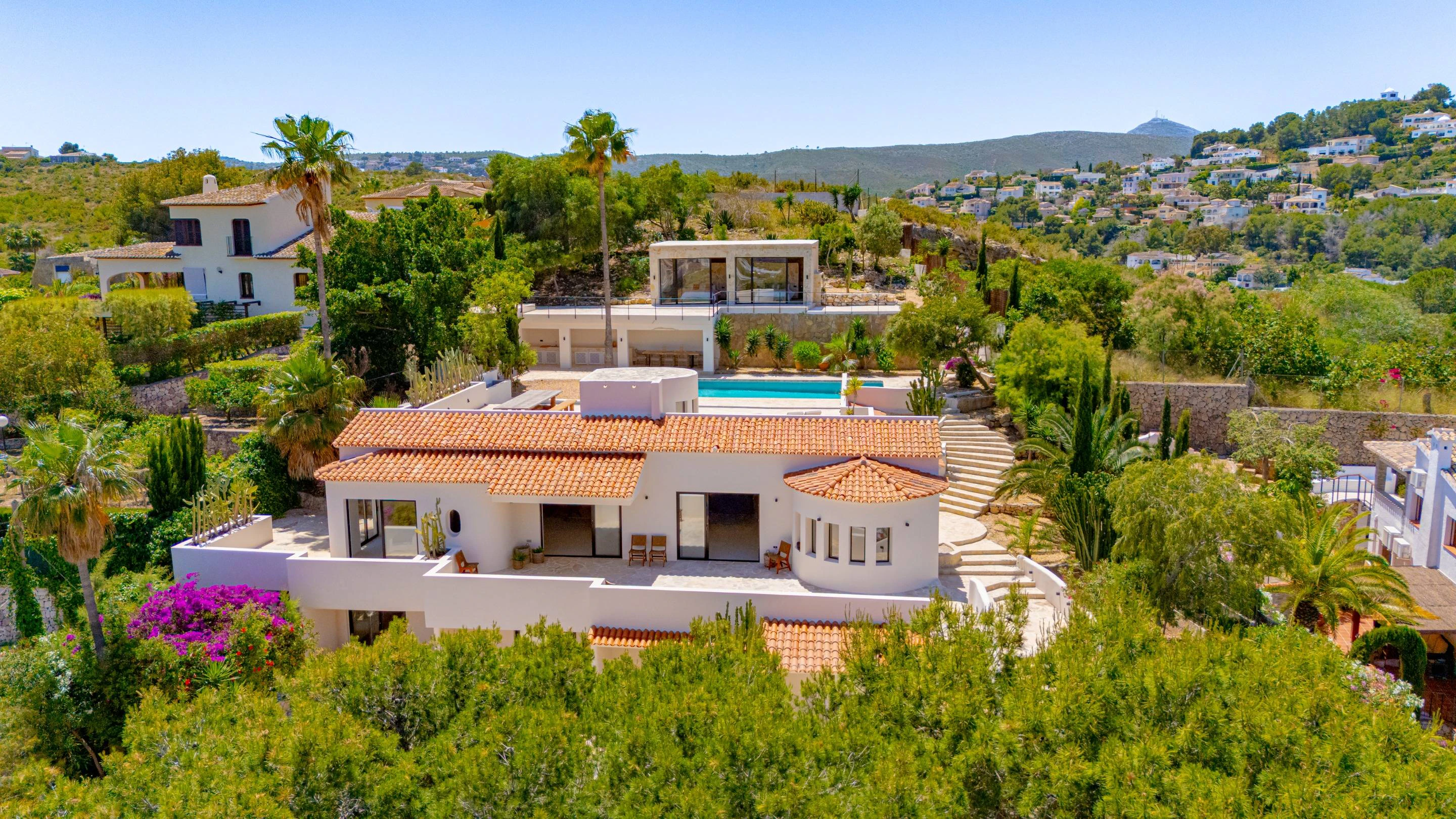 Villa Roma. Villa reformada con fantásticas vistas al mar a la venta en Jávea.