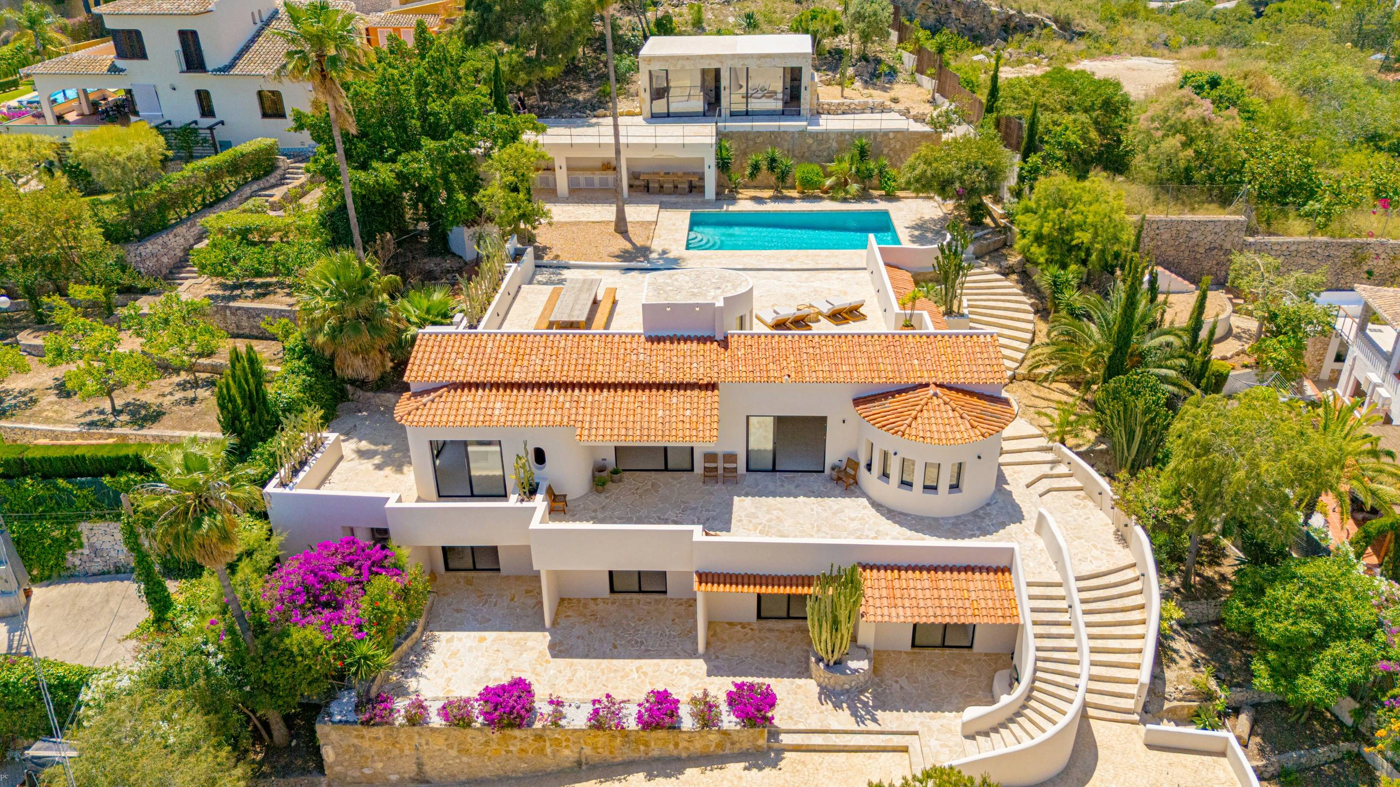Villa Roma. Villa reformada con fantásticas vistas al mar a la venta en Jávea.
