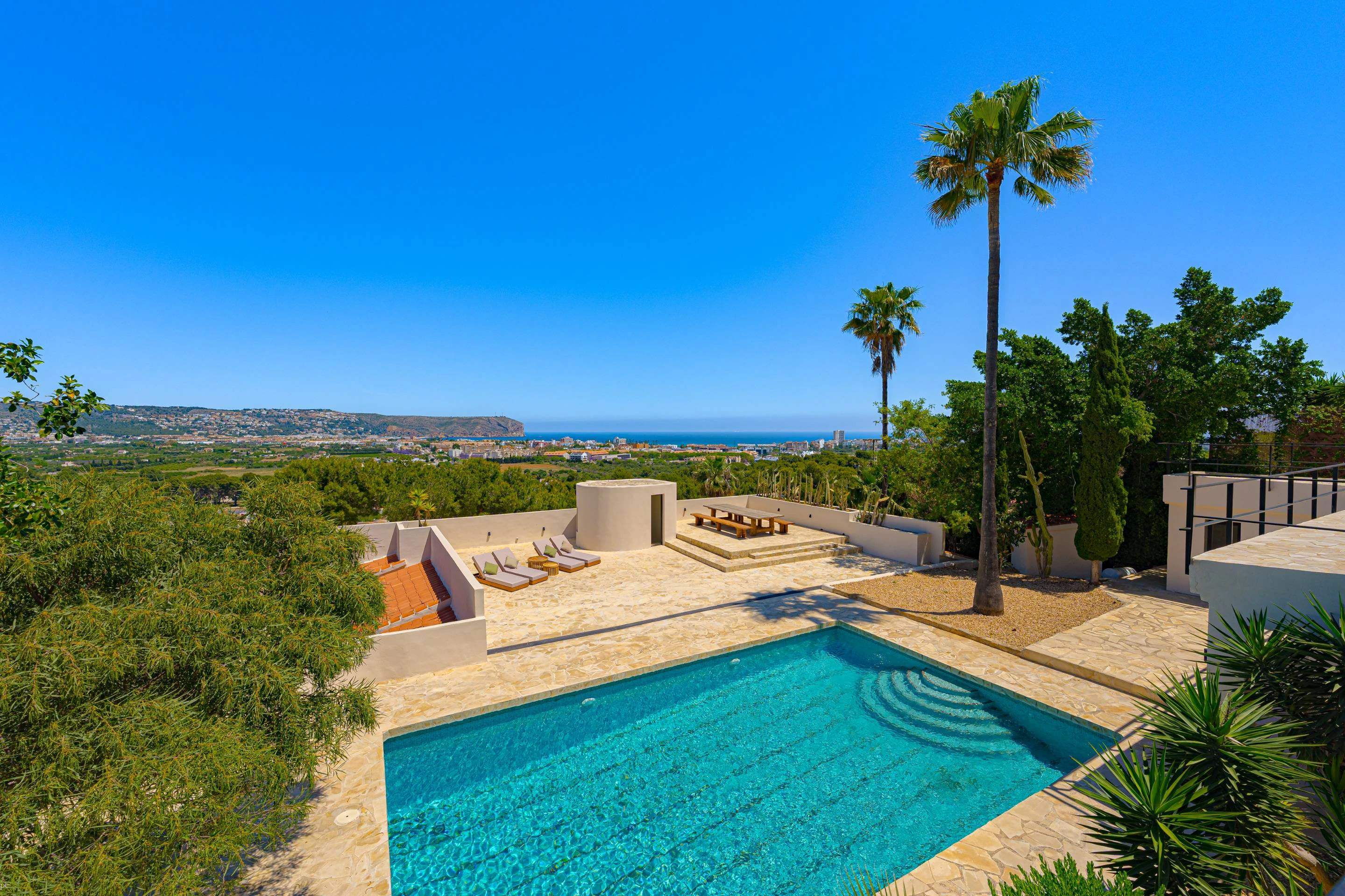Villa Roma. Villa reformada con fantásticas vistas al mar a la venta en Jávea.