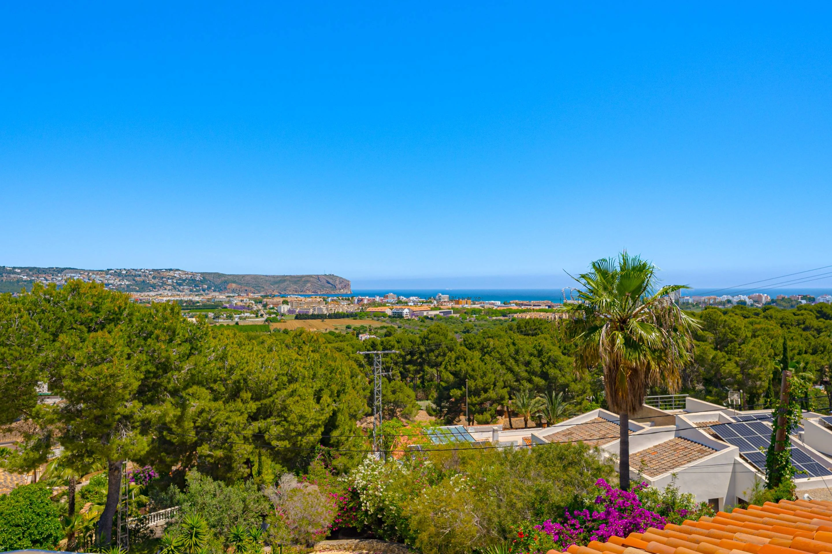 Villa Roma. Villa reformada con fantásticas vistas al mar a la venta en Jávea.