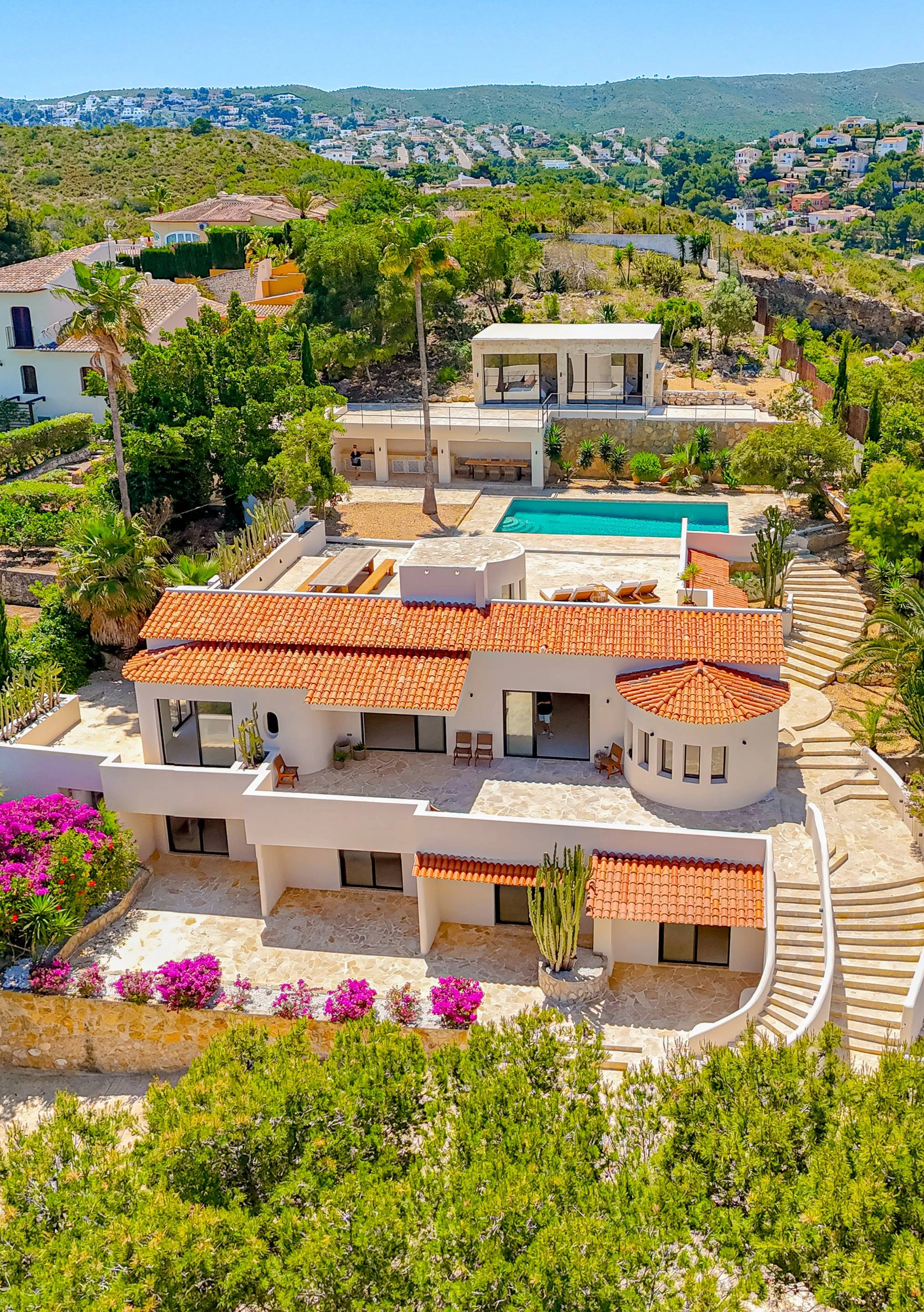 Villa Roma. Villa reformada con fantásticas vistas al mar a la venta en Jávea.