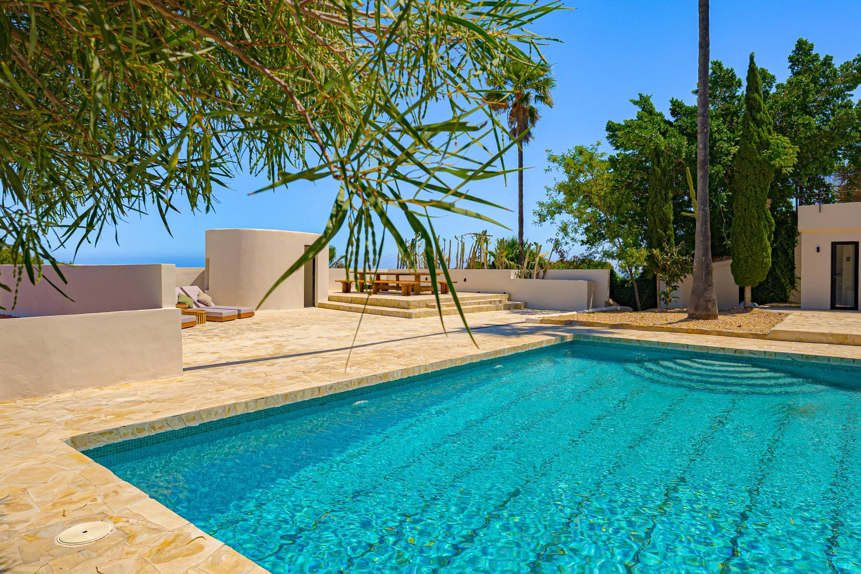 Villa Roma. Villa reformada con fantásticas vistas al mar a la venta en Jávea.