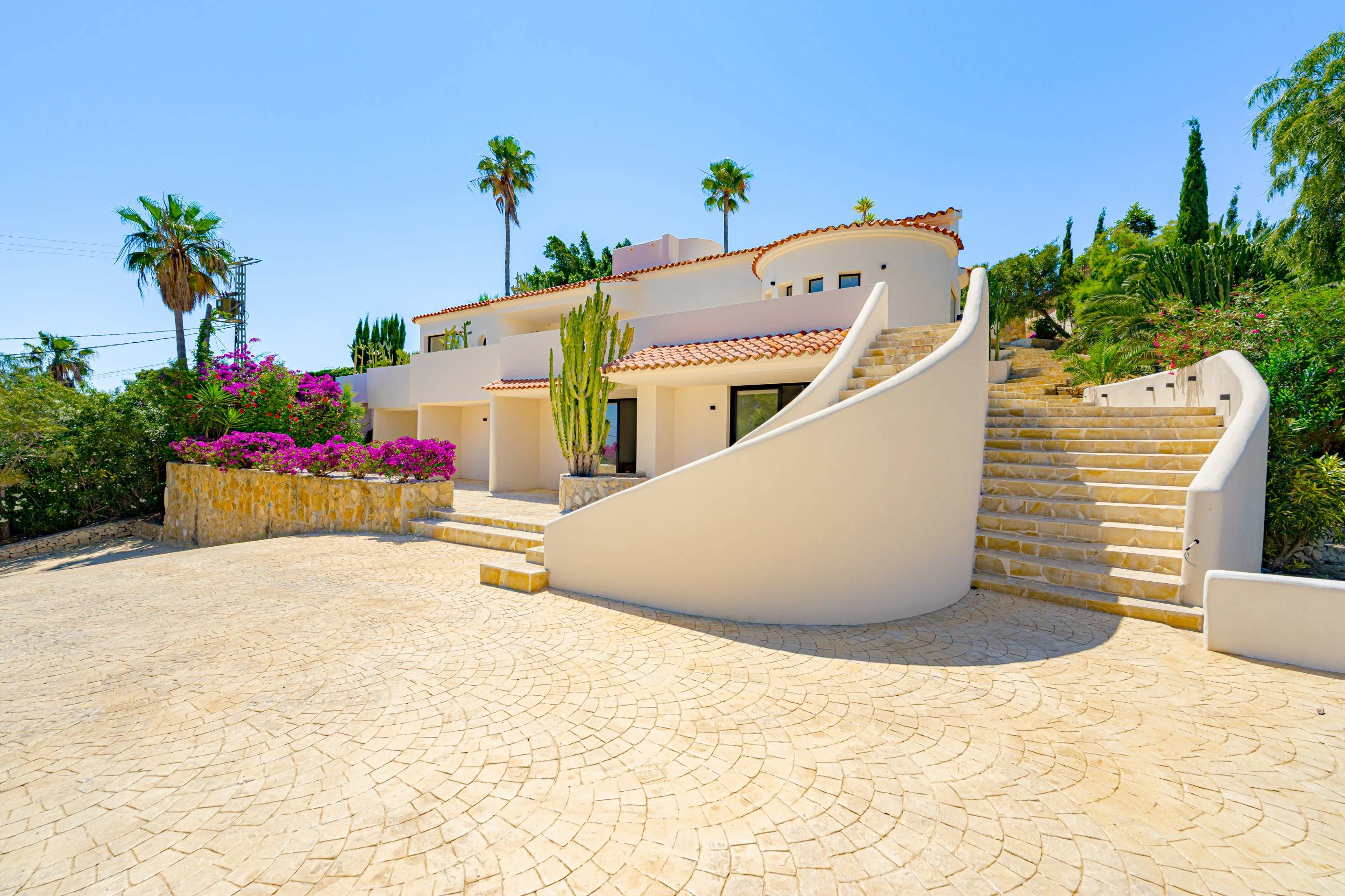PG6741 - Villa Roma. Gerenoveerde villa met fantastisch open zeezicht te koop in Javea.