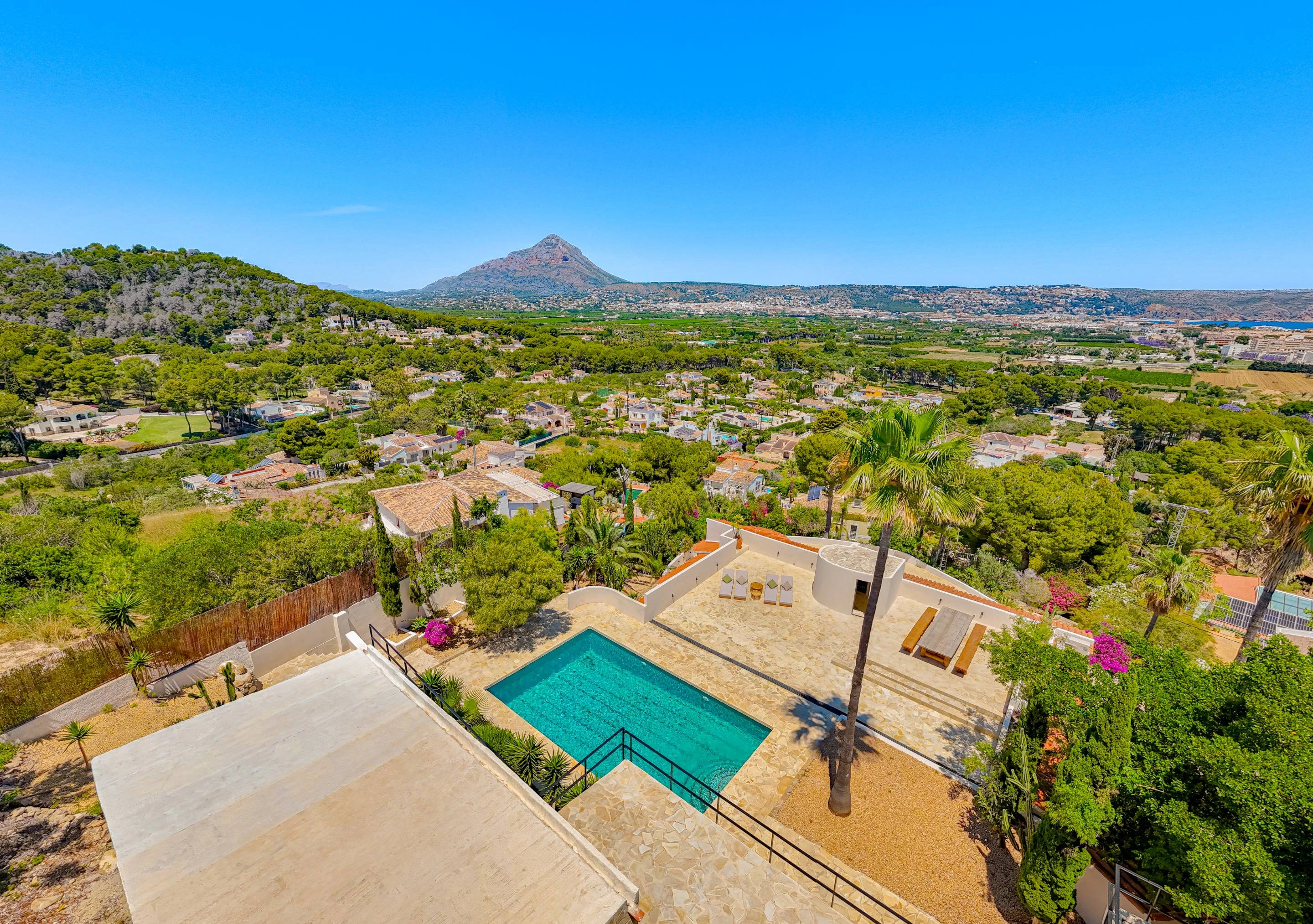 PG6741 - Villa Roma. Gerenoveerde villa met fantastisch open zeezicht te koop in Javea.