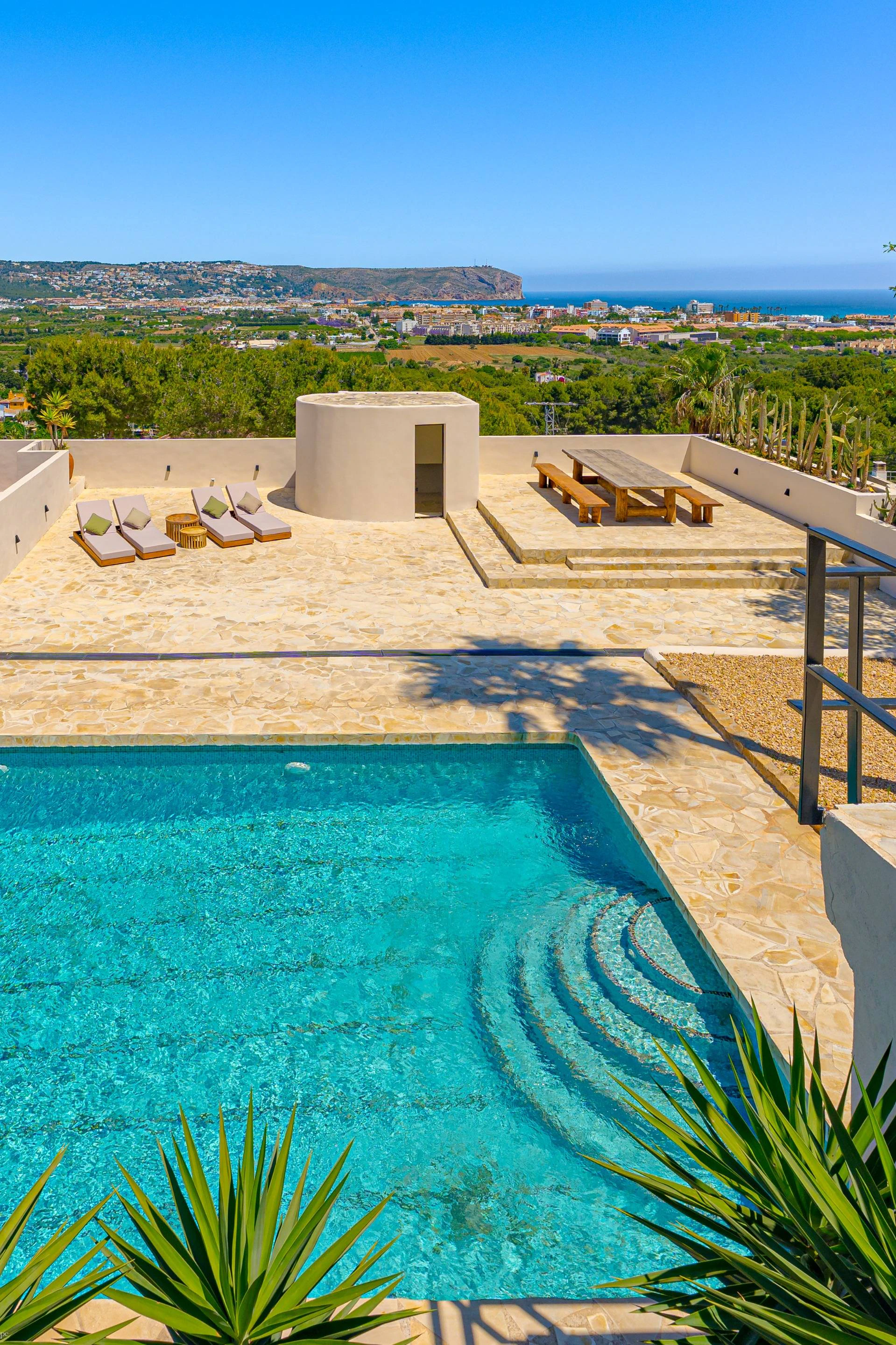 PG6741 - Villa Roma. Gerenoveerde villa met fantastisch open zeezicht te koop in Javea.