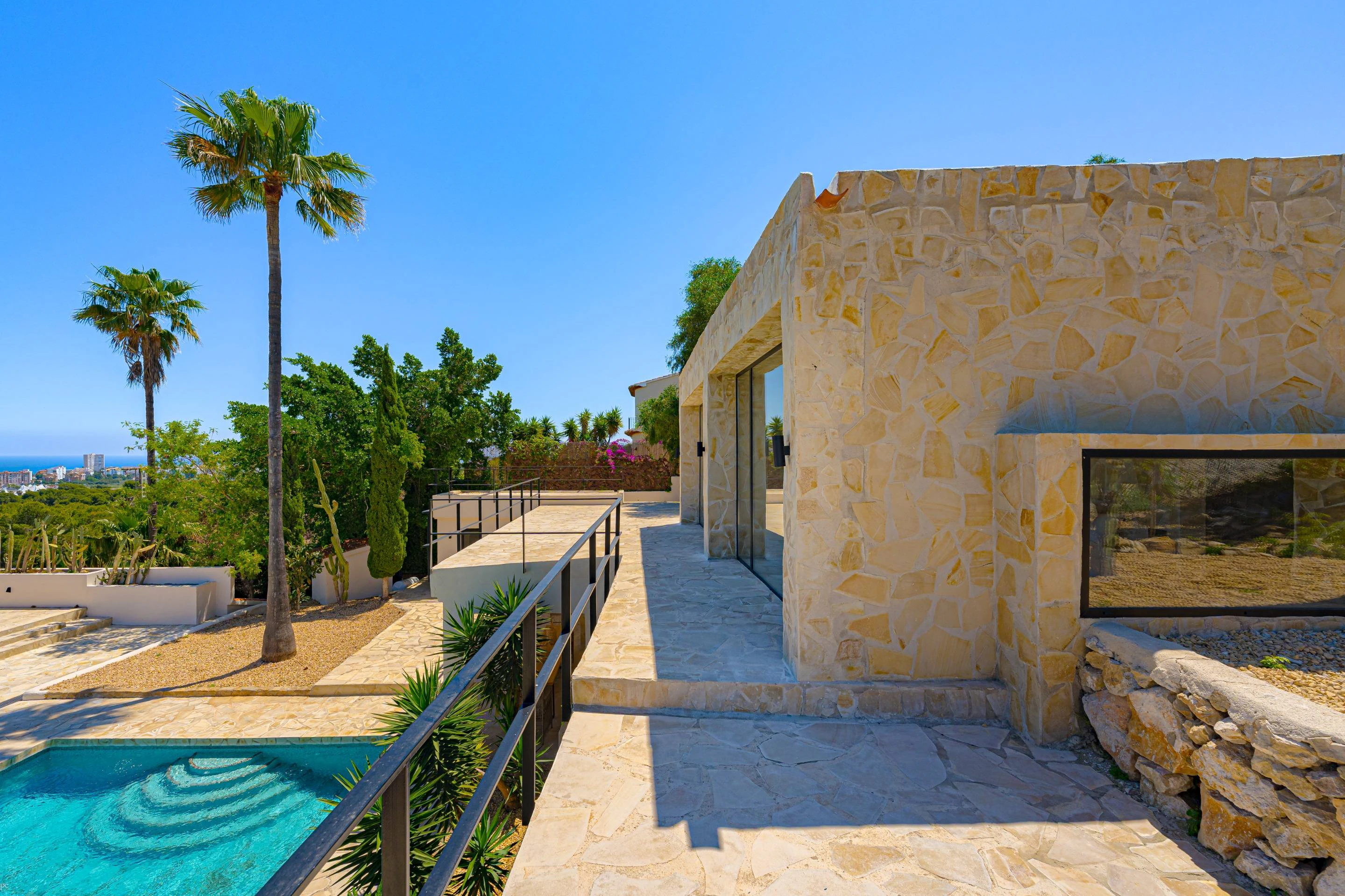 PG6741 - Villa Roma. Gerenoveerde villa met fantastisch open zeezicht te koop in Javea.