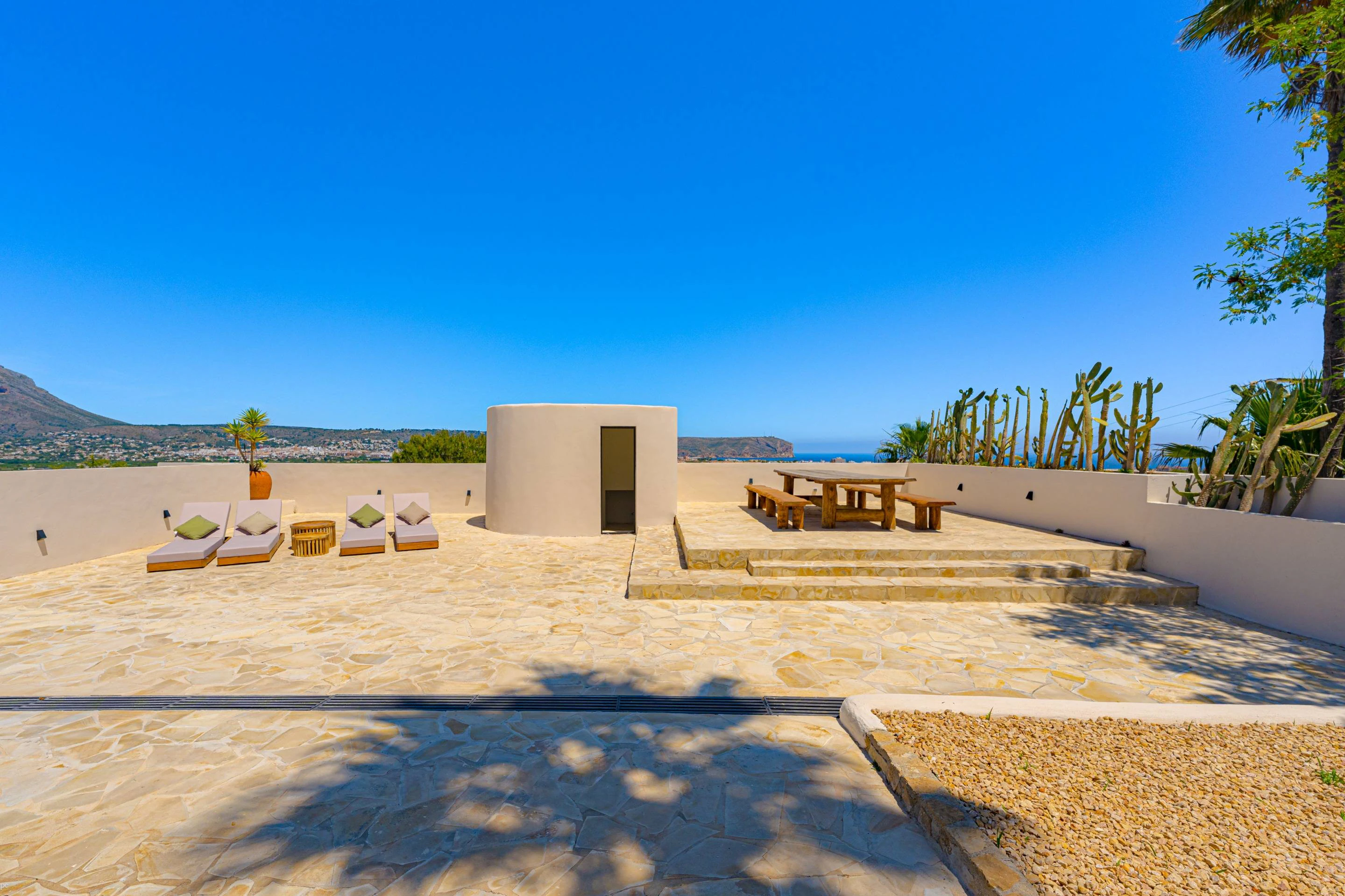 PG6741 - Villa Roma. Gerenoveerde villa met fantastisch open zeezicht te koop in Javea.