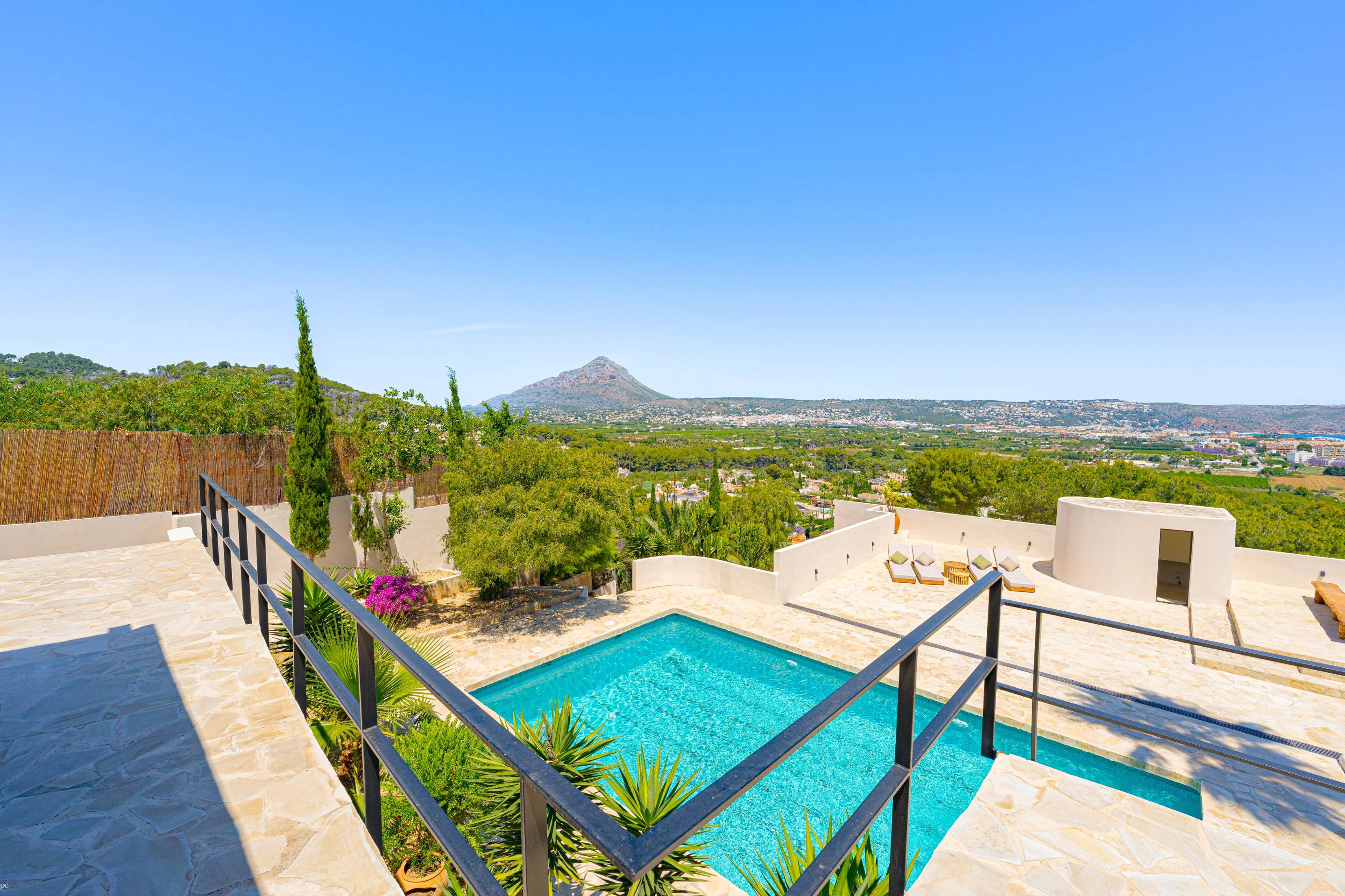 PG6741 - Villa Roma. Gerenoveerde villa met fantastisch open zeezicht te koop in Javea.
