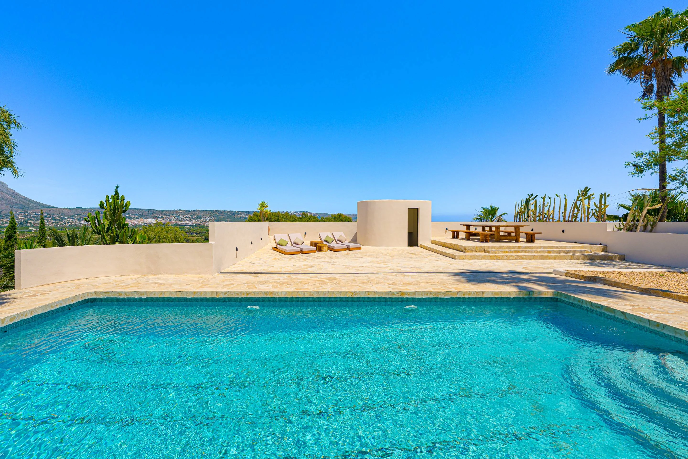 PG6741 - Villa Roma. Gerenoveerde villa met fantastisch open zeezicht te koop in Javea.