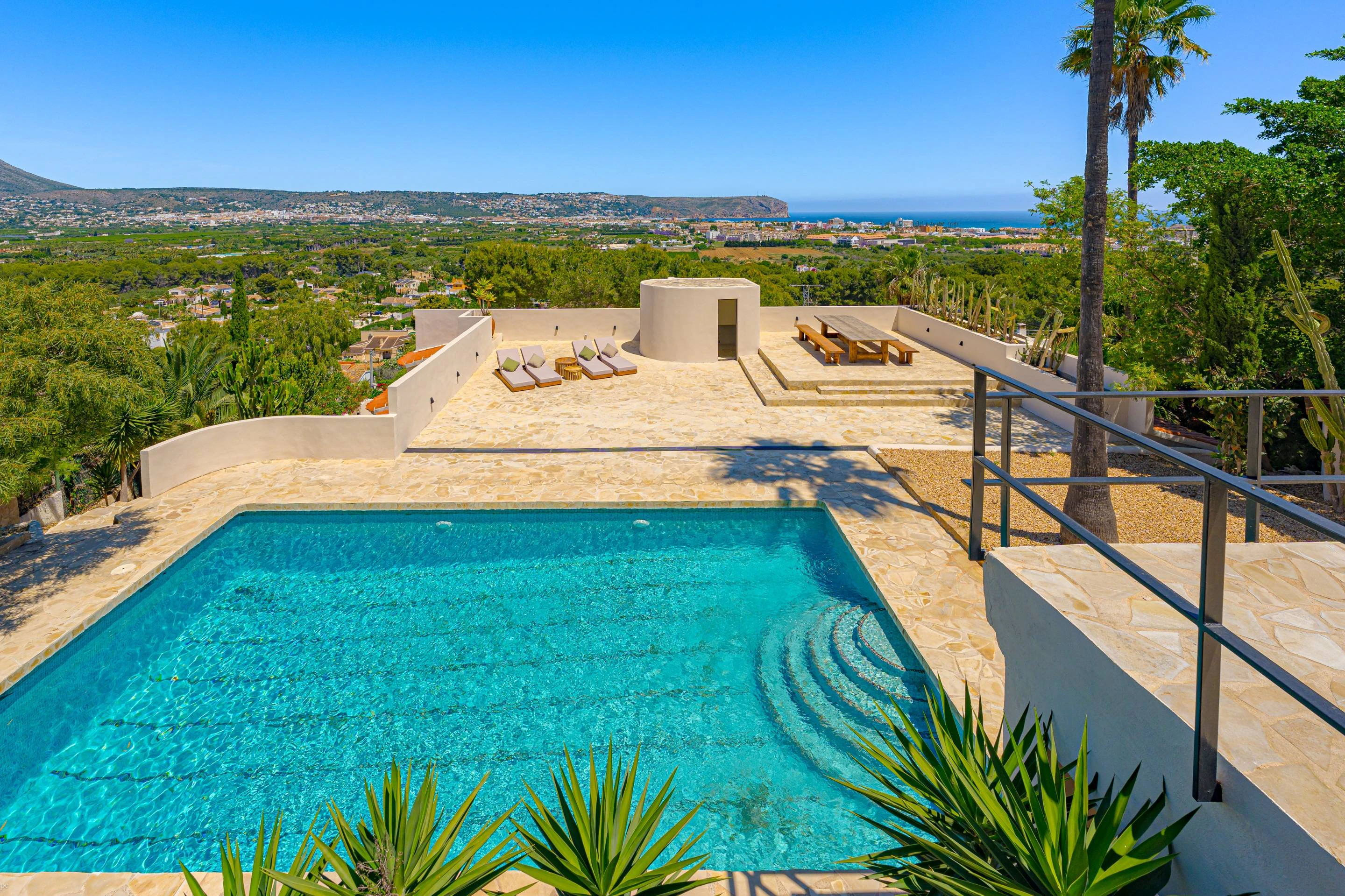 PG6741 - Villa Roma. Gerenoveerde villa met fantastisch open zeezicht te koop in Javea.