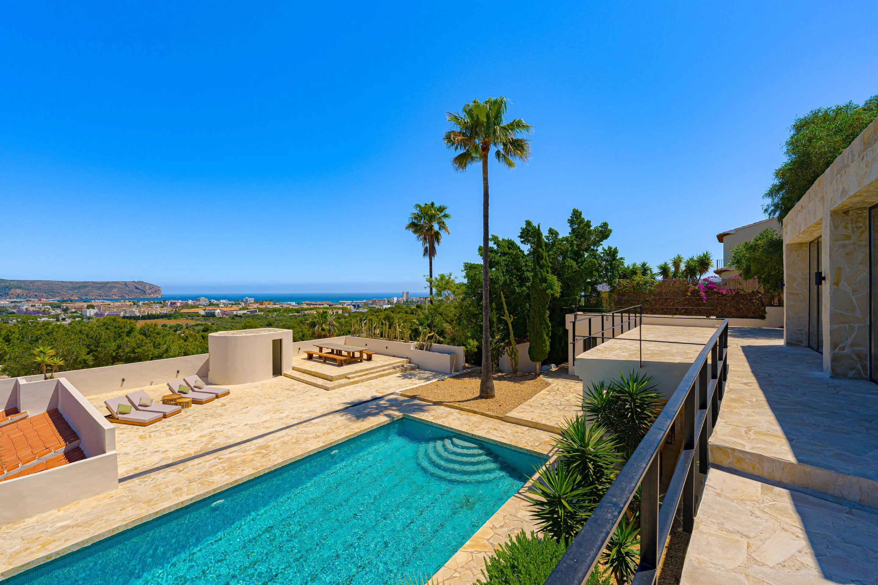 PG6741 - Villa Roma. Gerenoveerde villa met fantastisch open zeezicht te koop in Javea.