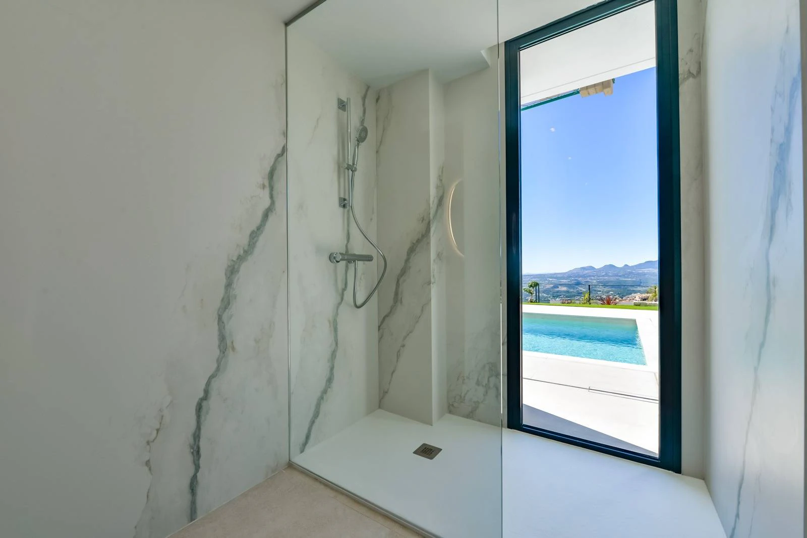 Villa Salónica. Villa contemporánea con excepcionales vistas al mar en venta en Altea Hills.