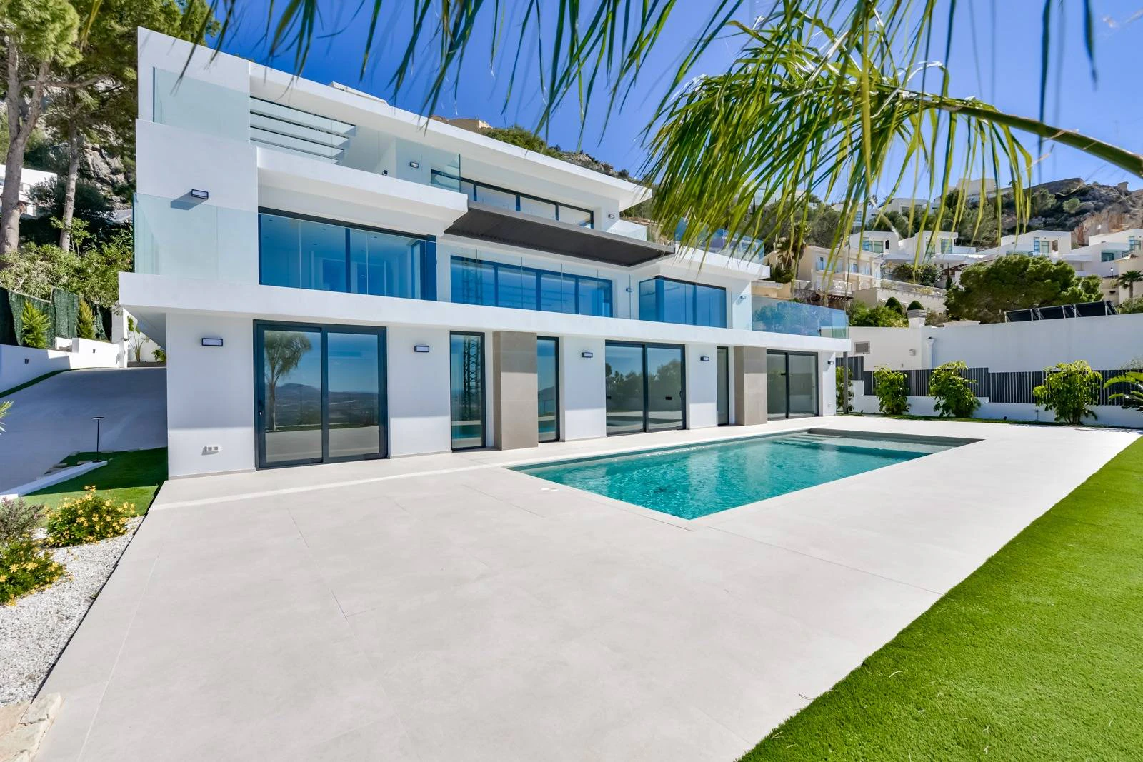 Villa Salónica. Villa contemporánea con excepcionales vistas al mar en venta en Altea Hills.