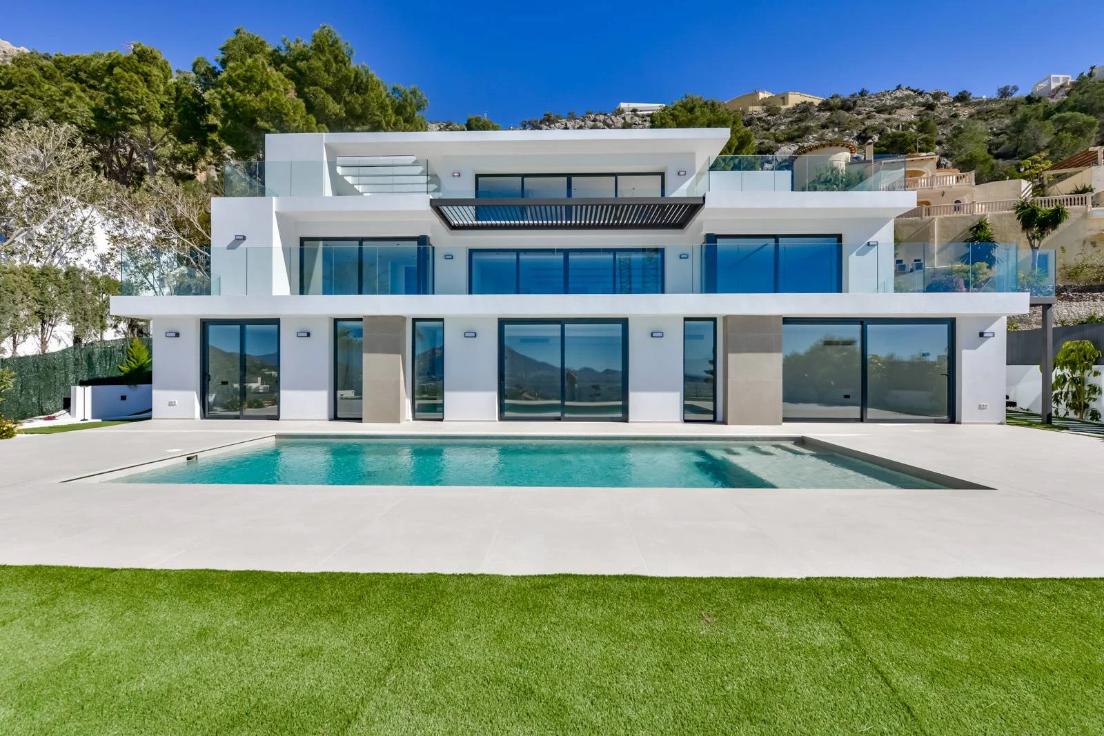 Villa Salónica. Villa contemporánea con excepcionales vistas al mar en venta en Altea Hills.