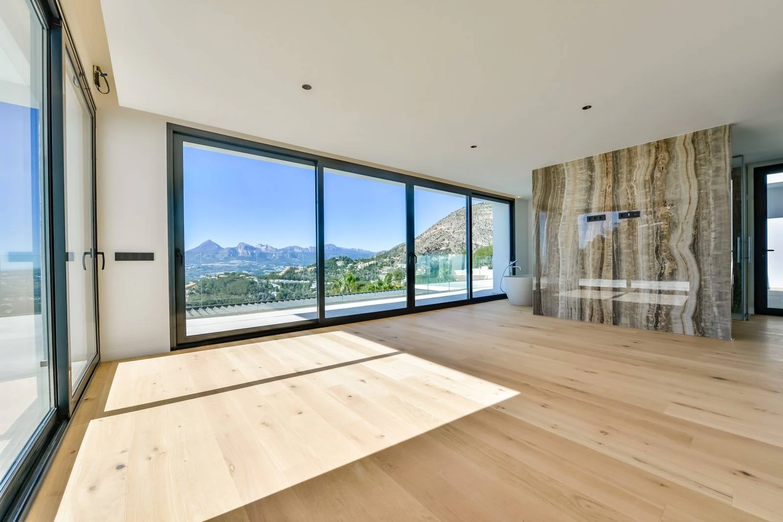 Villa Salónica. Villa contemporánea con excepcionales vistas al mar en venta en Altea Hills.
