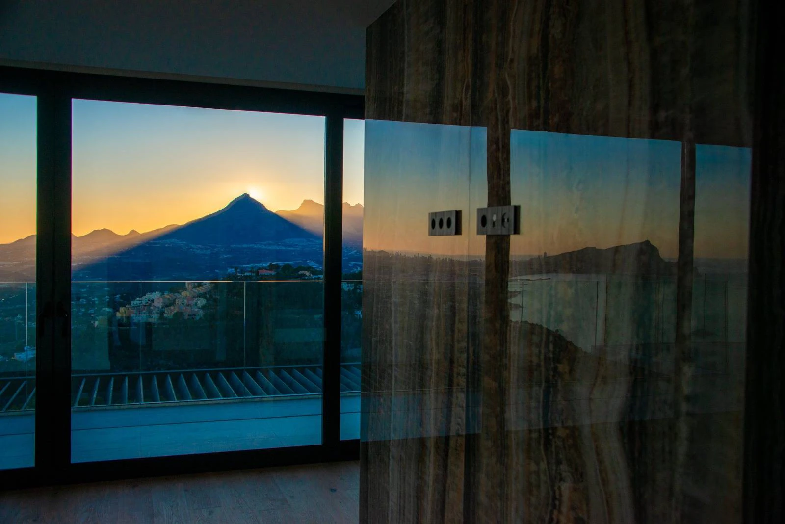 Villa Salónica. Villa contemporánea con excepcionales vistas al mar en venta en Altea Hills.