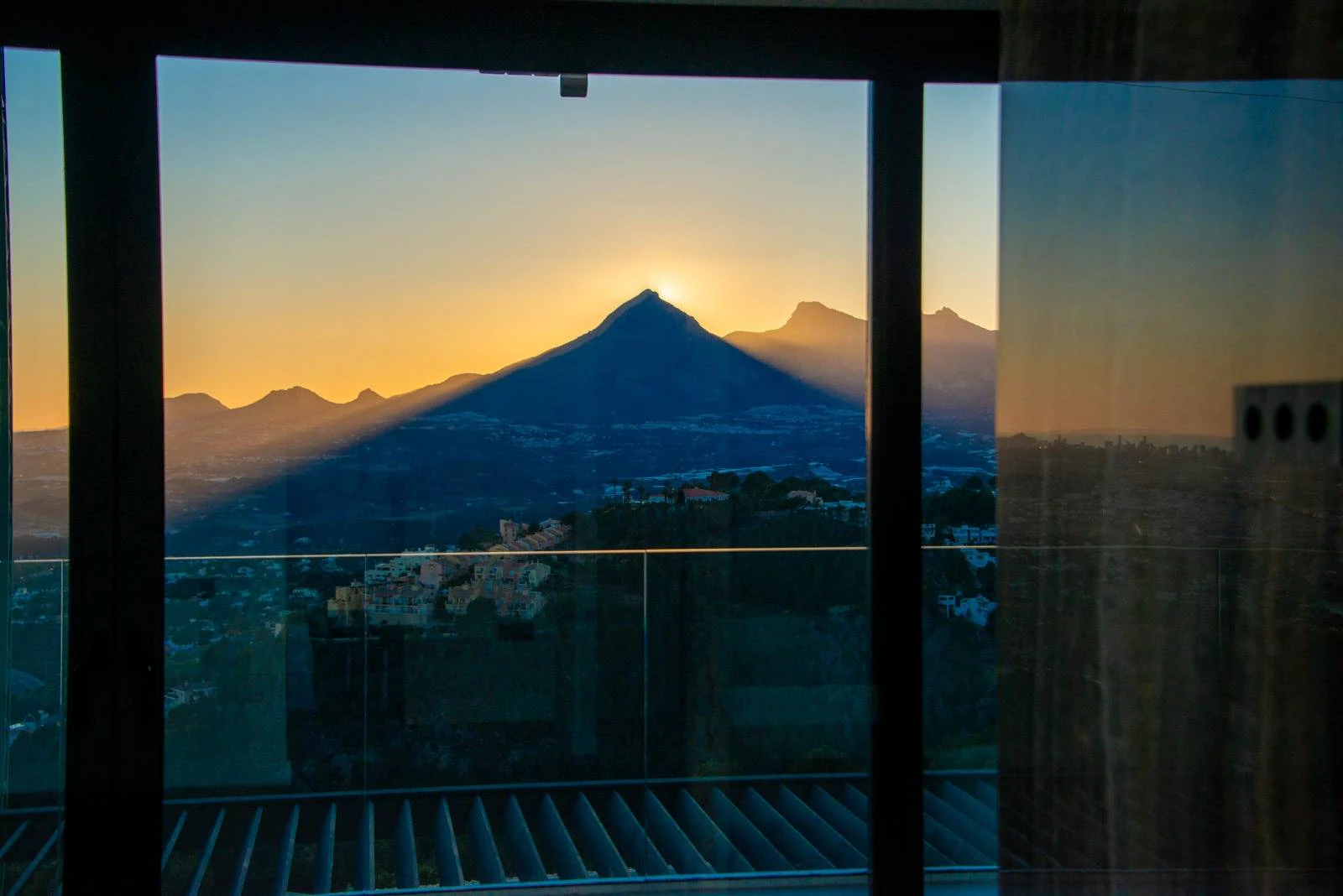 Villa Salónica. Villa contemporánea con excepcionales vistas al mar en venta en Altea Hills.