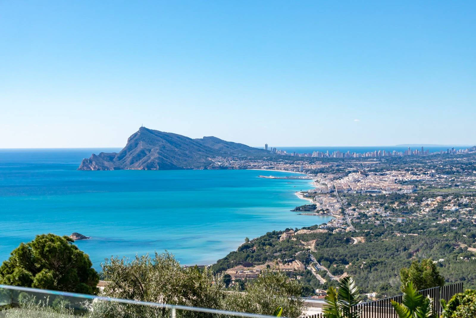Villa Salónica. Villa contemporánea con excepcionales vistas al mar en venta en Altea Hills.
