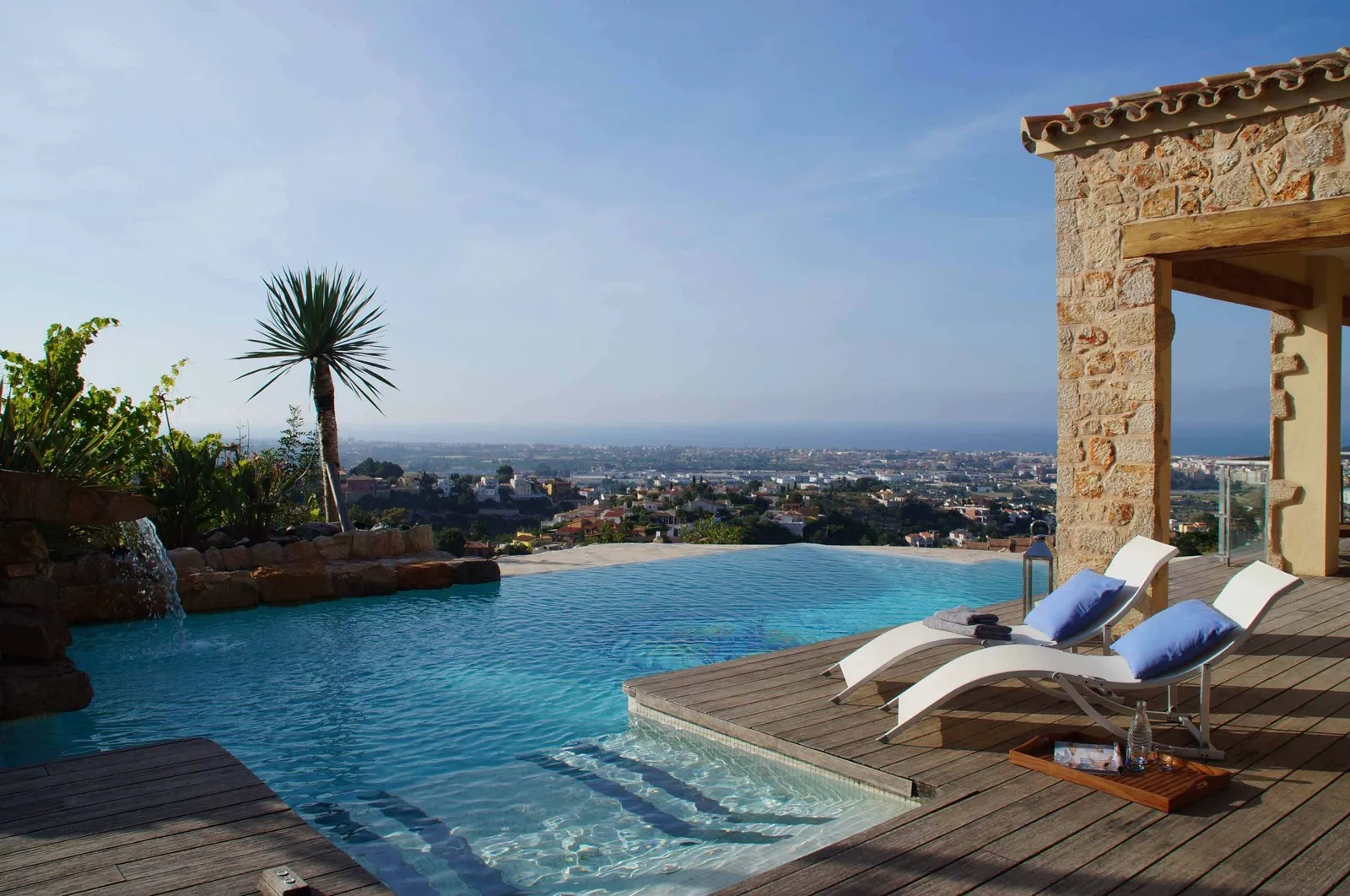 Chalet moderno combinado con estilo r&uacute;stico en Denia con vistas al mar espectaculares