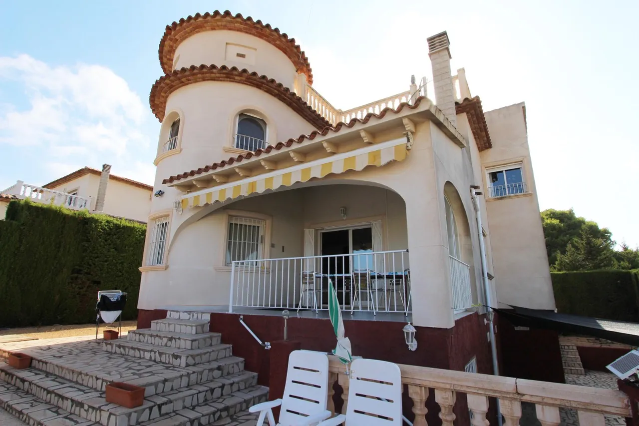 SPACIOUS AND SPACIOUS VILLA IN CALPE