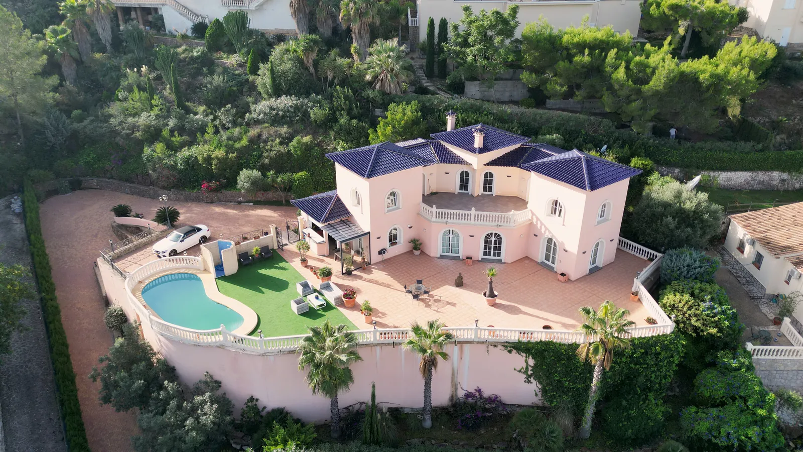 Fant&aacute;stica villa con vistas al mar, 5 dormitorios, 4 ba&ntilde;os, 425 m2 de superficie habitable, 300 m2 de terrazas.