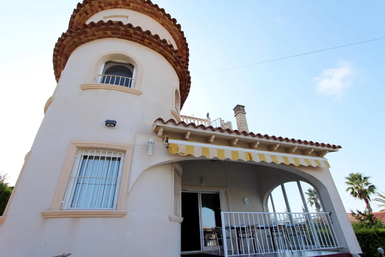 SPACIOUS AND SPACIOUS VILLA IN CALPE
