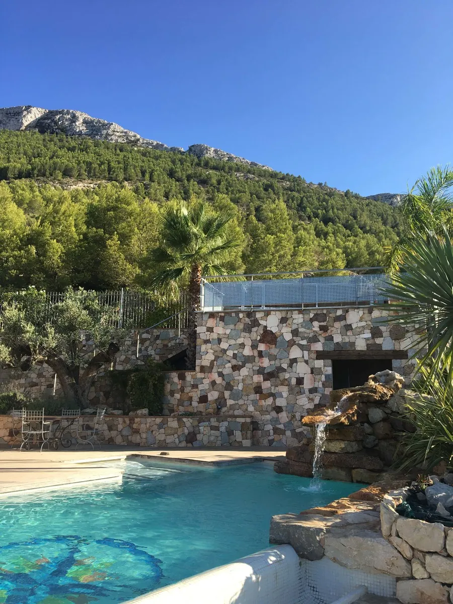Chalet moderno combinado con estilo rústico en Denia con vistas al mar espectaculares