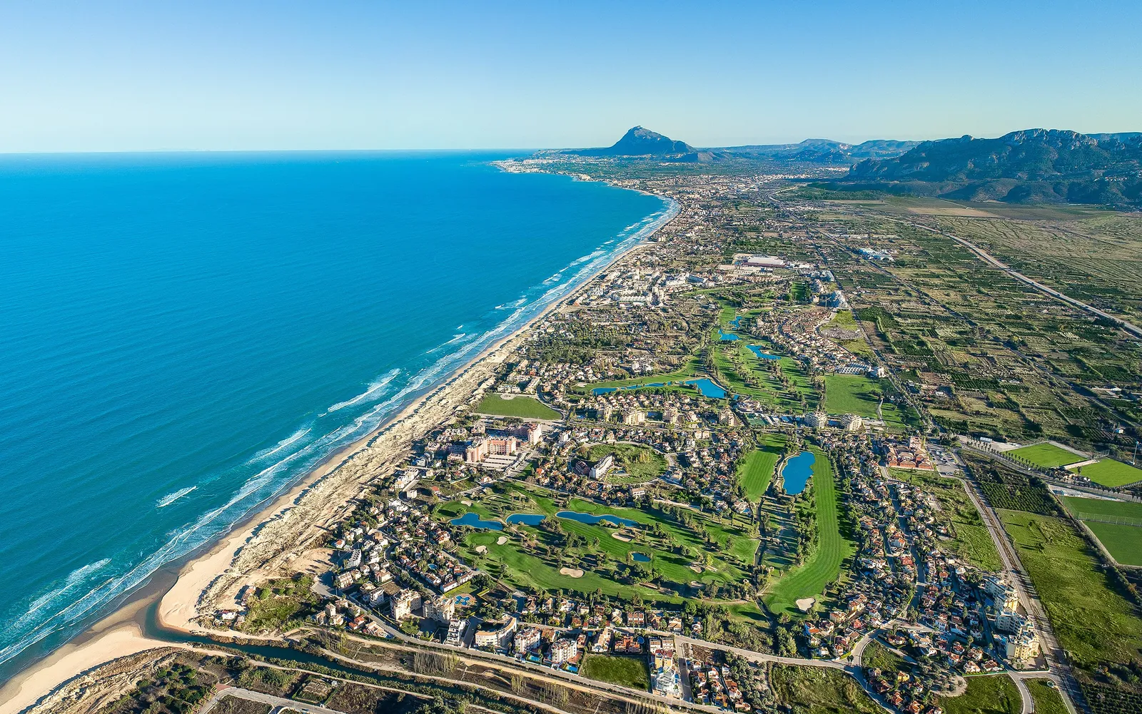 Villa de estilo ibicenco en primera línea de playa en Rabdells, Oliva